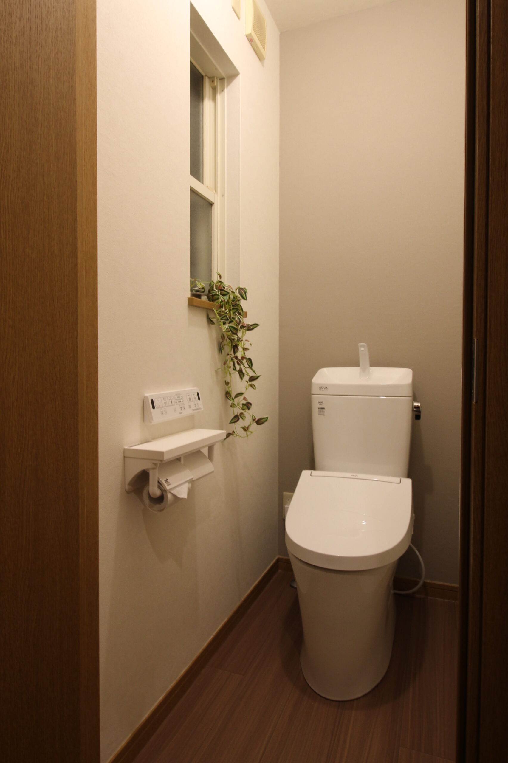リクシルのアメージュ便器にリフォームしたトイレ。ナチュラルなアクセントクロスで、シンプルながらおしゃれなトイレ空間。