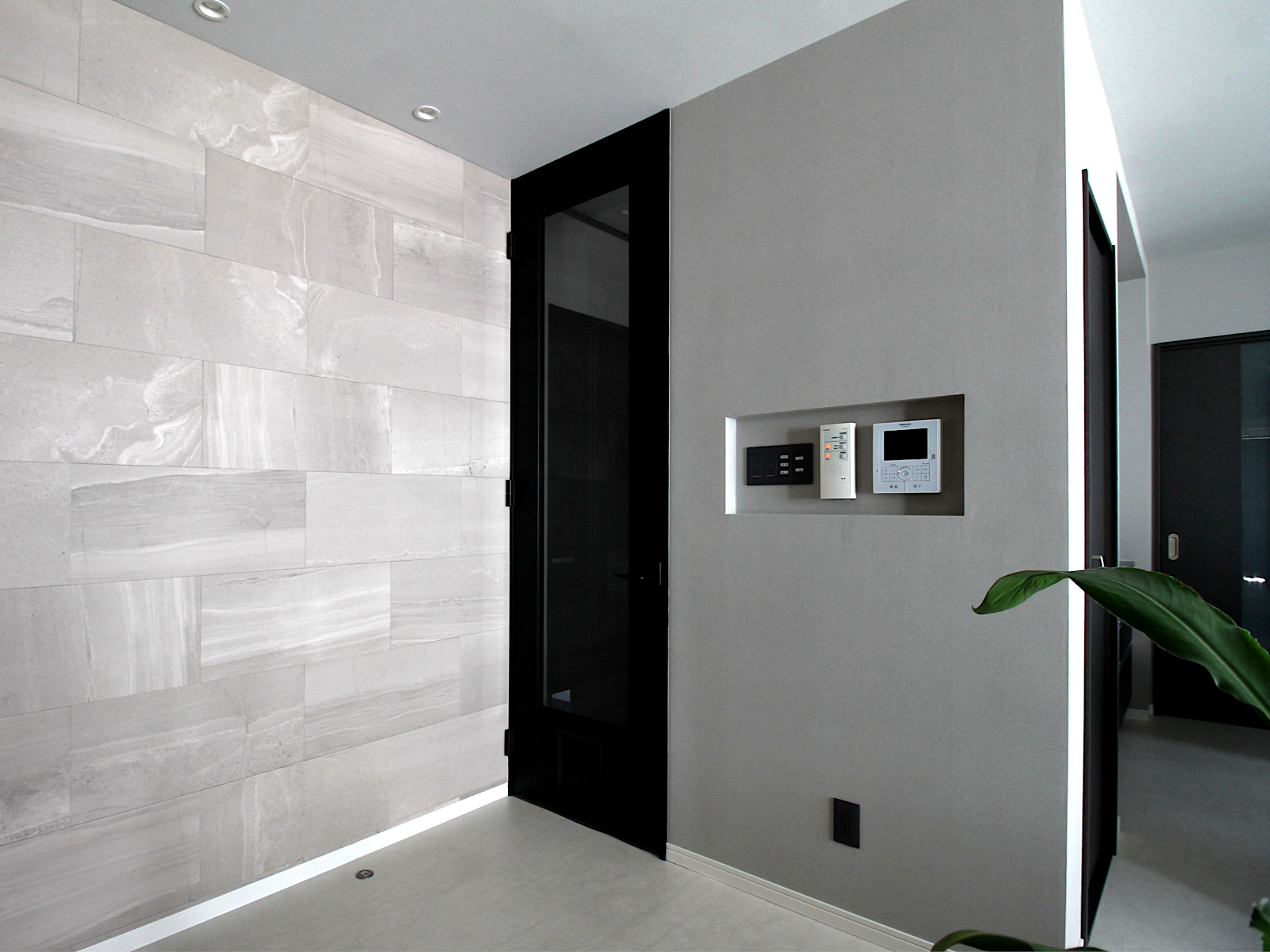 ドアリフォームの事例。リビングのセンタードアをパナソニックのベリティス わんにゃんスマイルドア MD型 ペットドアに交換。