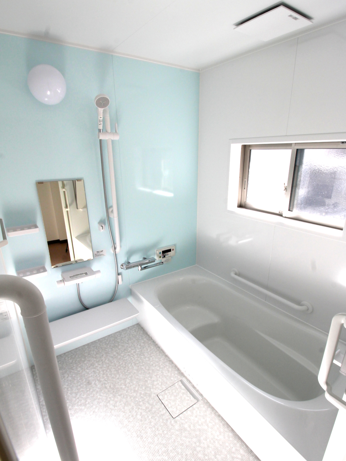 水色と白を基調にしたTOTOサザナHT Nタイプのユニットバスリフォーム事例。浴室を新設。