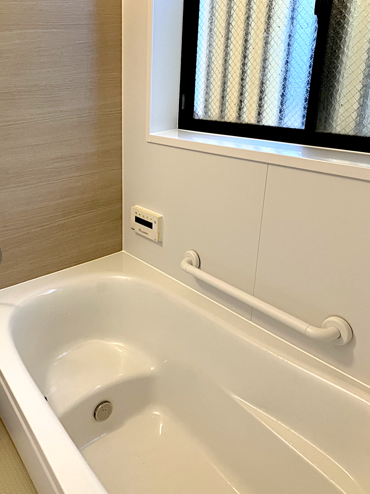 高断熱のFRPゆるリラ浴槽ホワイト。ベンチ形状で少ないお湯でも快適に入浴できるTOTOリフォーム事例。