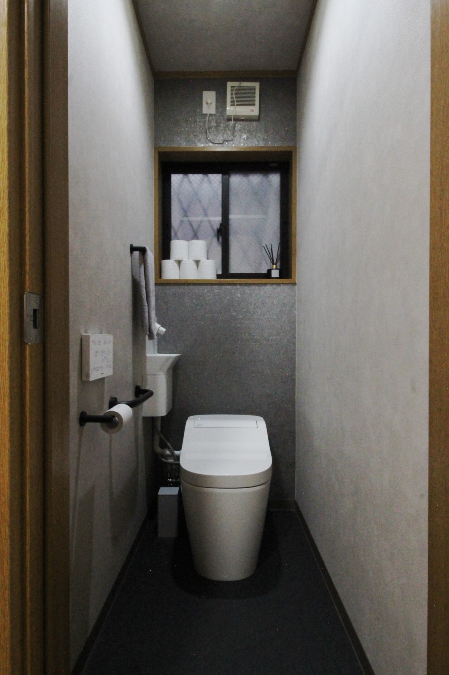 アラウーノへリフォームした事例。ラメ入りのクロスでおしゃれなトイレに。