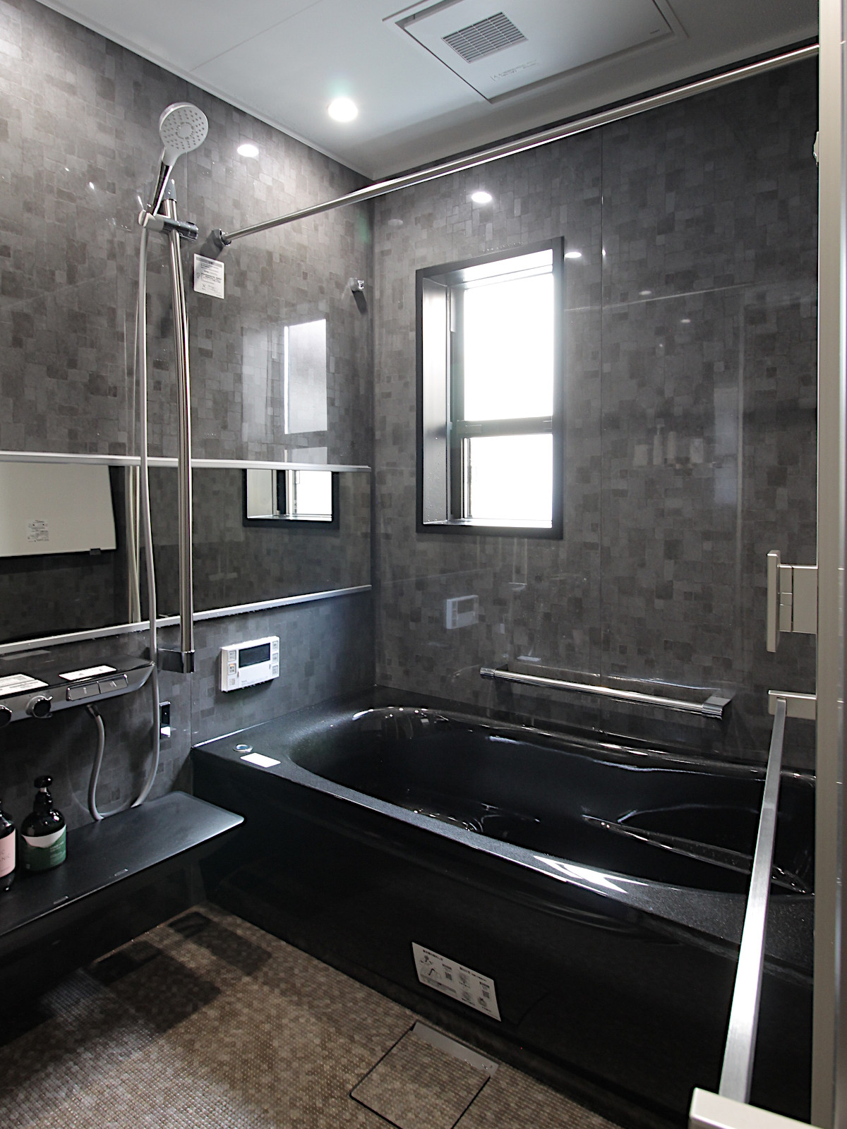 TOTOサザナHTPタイプ1616ロブストグレーとジュエリーブラック浴槽の浴室リフォーム