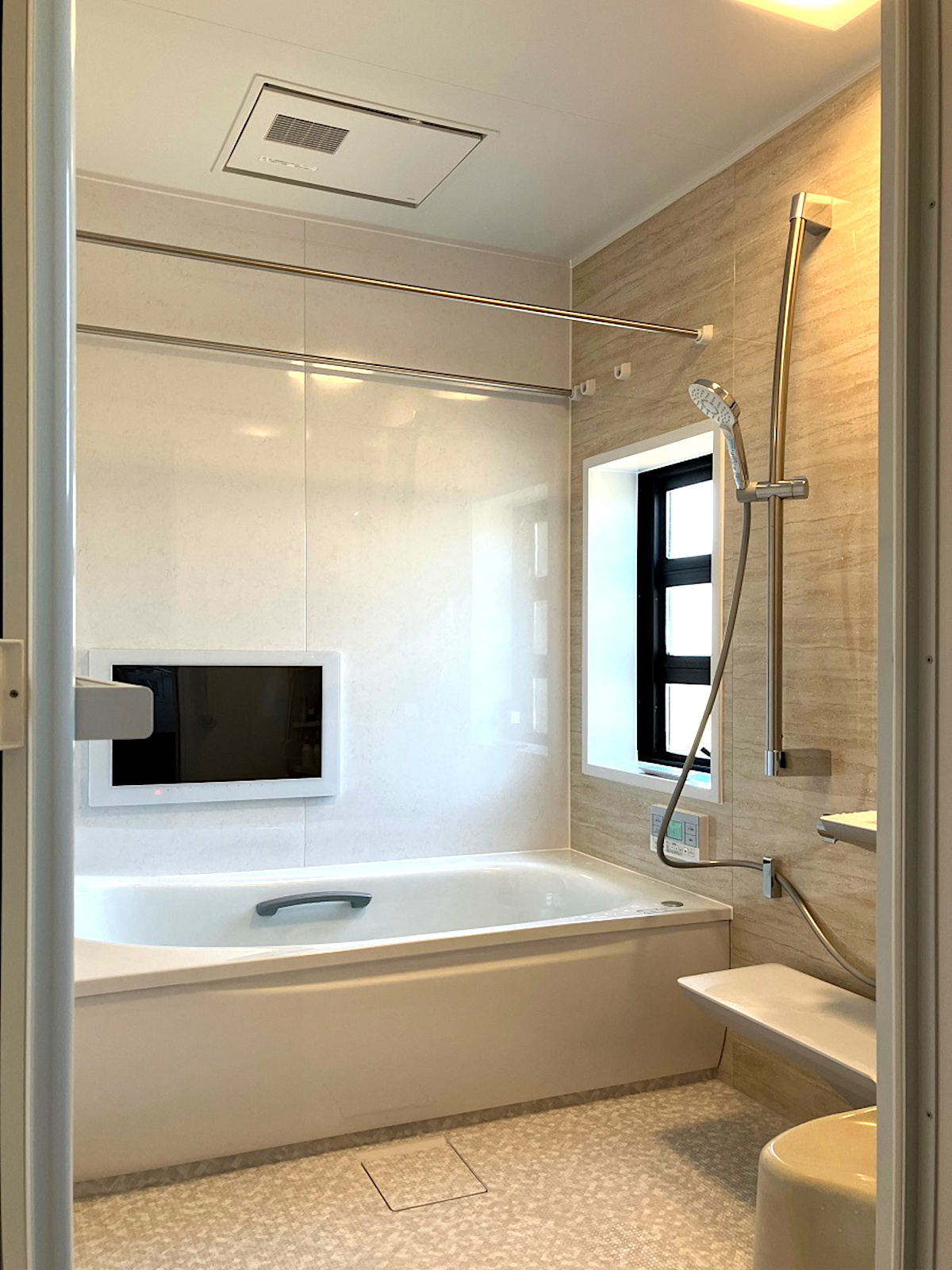 北名古屋市K様邸バスリフォーム。TOTOサザナHT Tタイプを採用し、ビスクトラバーチンとミネラホワイトのパネルが上品な印象。