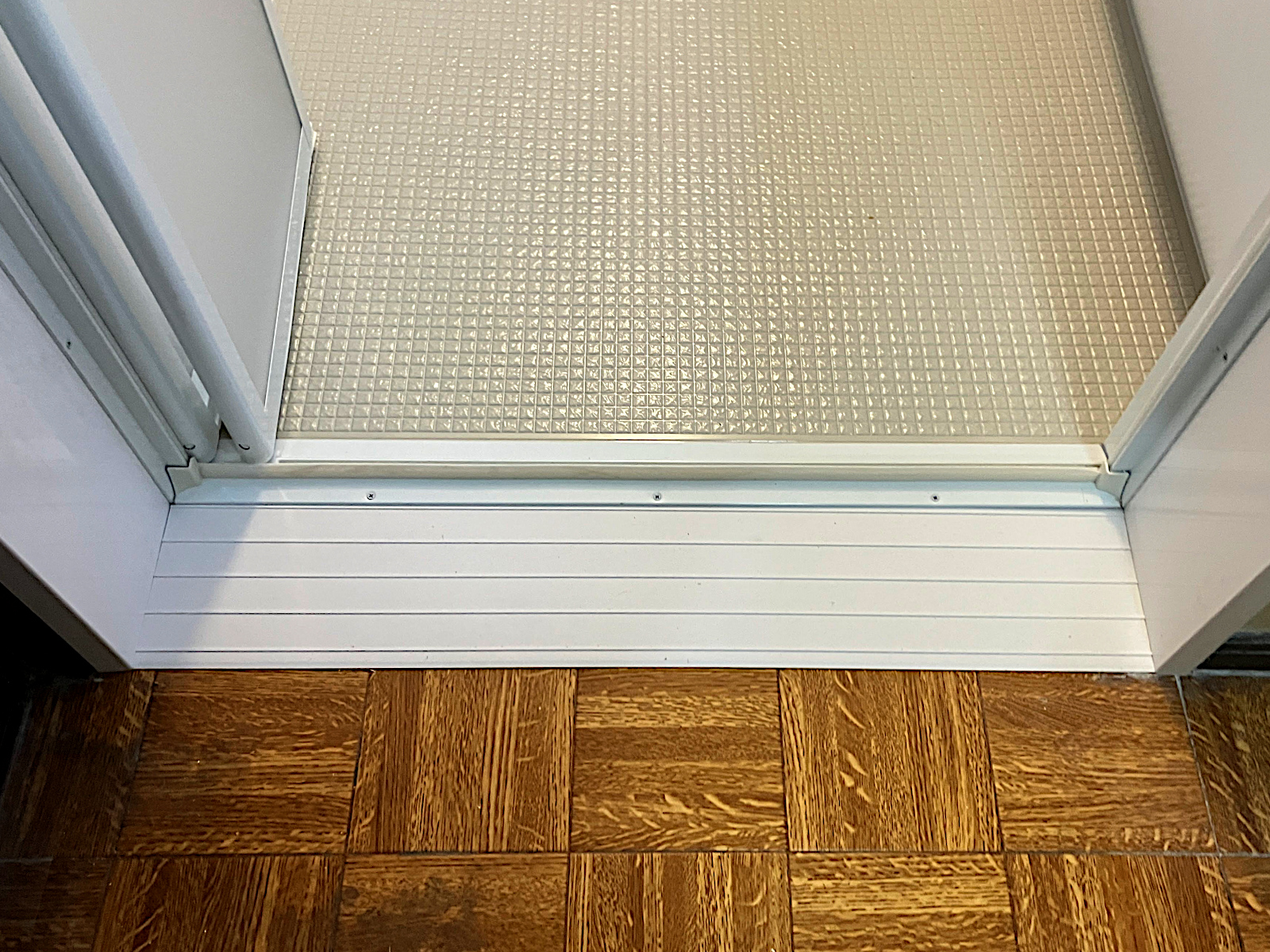 TOTOほっカラリ床(ベージュ)。断熱性と安全性を兼ね備えたバリアフリーのバスリフォーム。名古屋市の浴室リフォーム施工例。