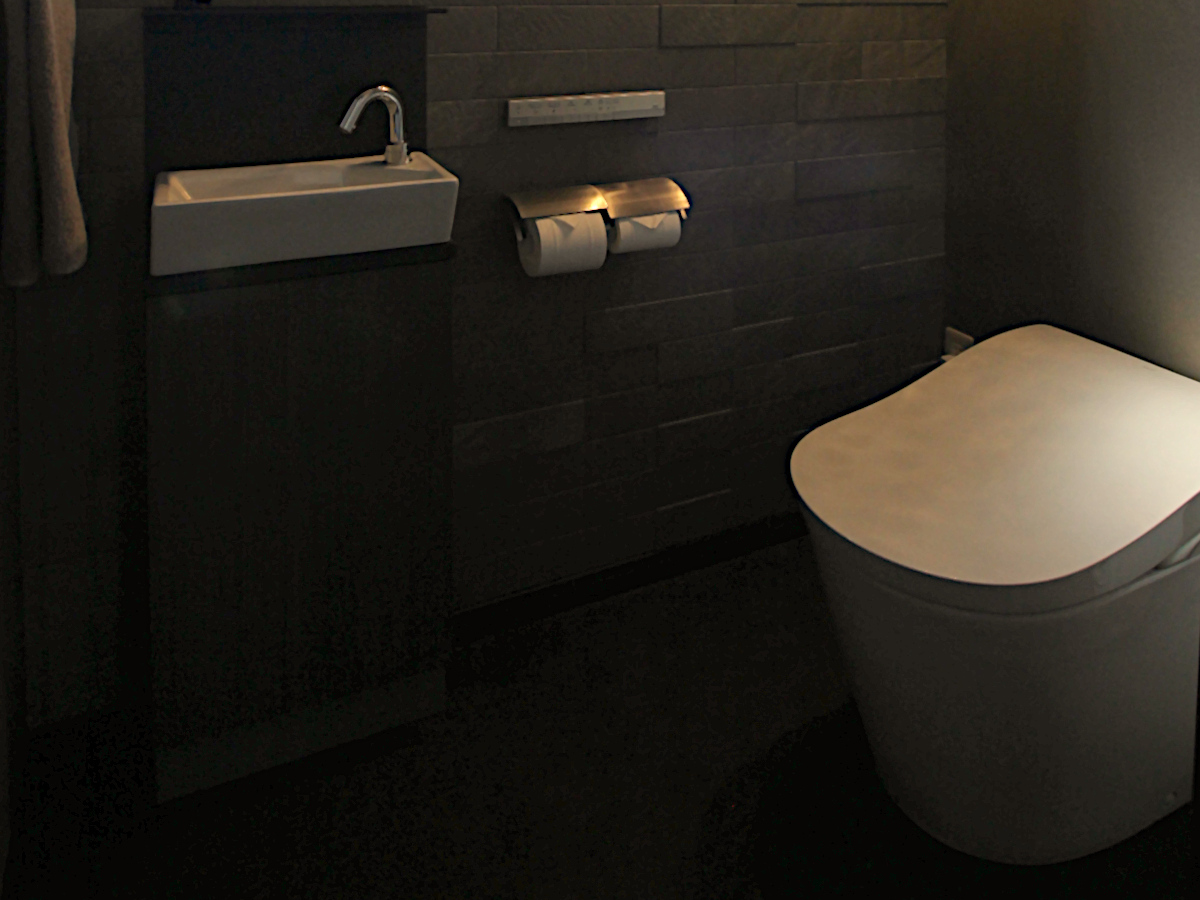 光と影が織りなす、上質なブラックトーンのトイレリフォーム|愛知県 2402-2