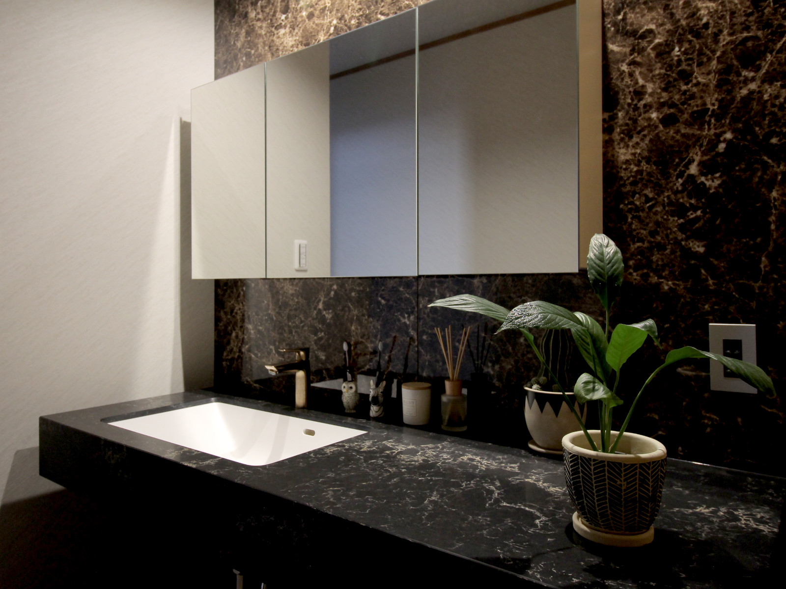 艶めくマーブルが彩る、ホテルライクな洗面空間|名古屋市 2405-3