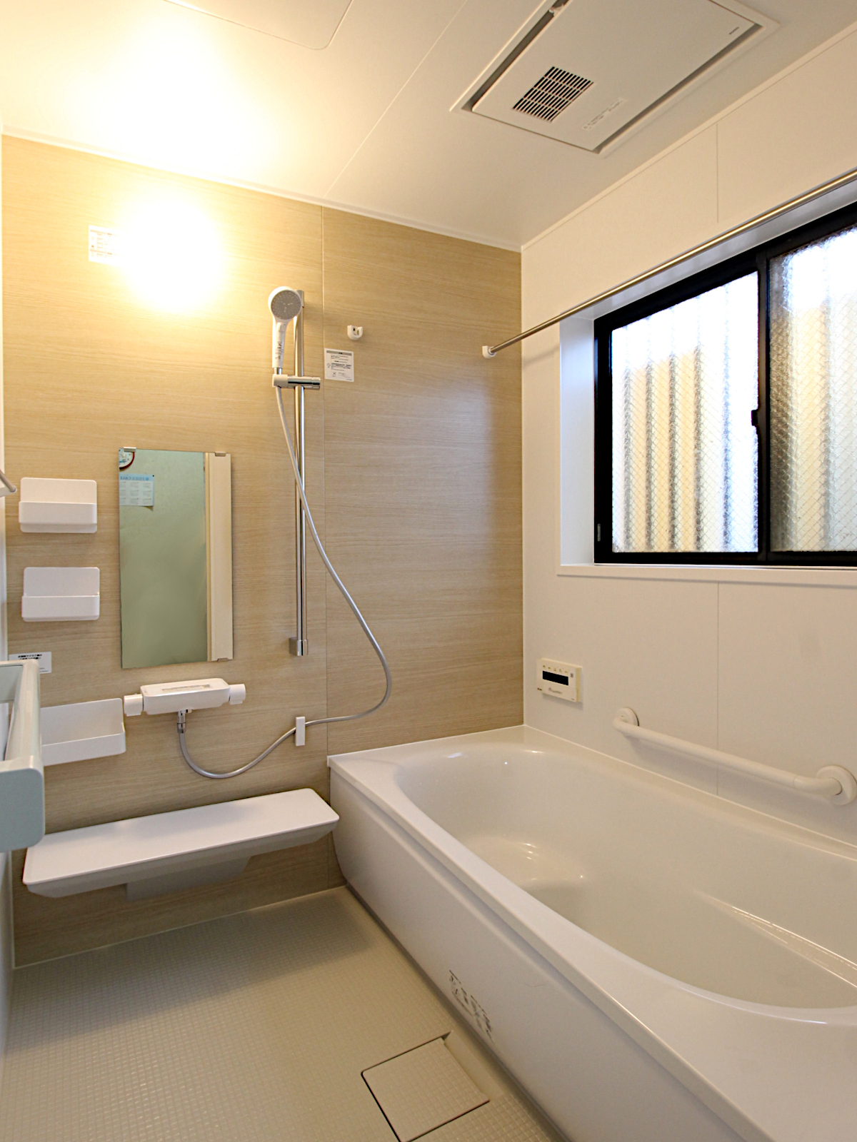 名古屋市西区O様邸の浴室リフォーム。TOTOサザナHT Nタイプ(ライトウッドN×ベーシスホワイト)。やわらかな木目調で清潔感のあるユニットバス。