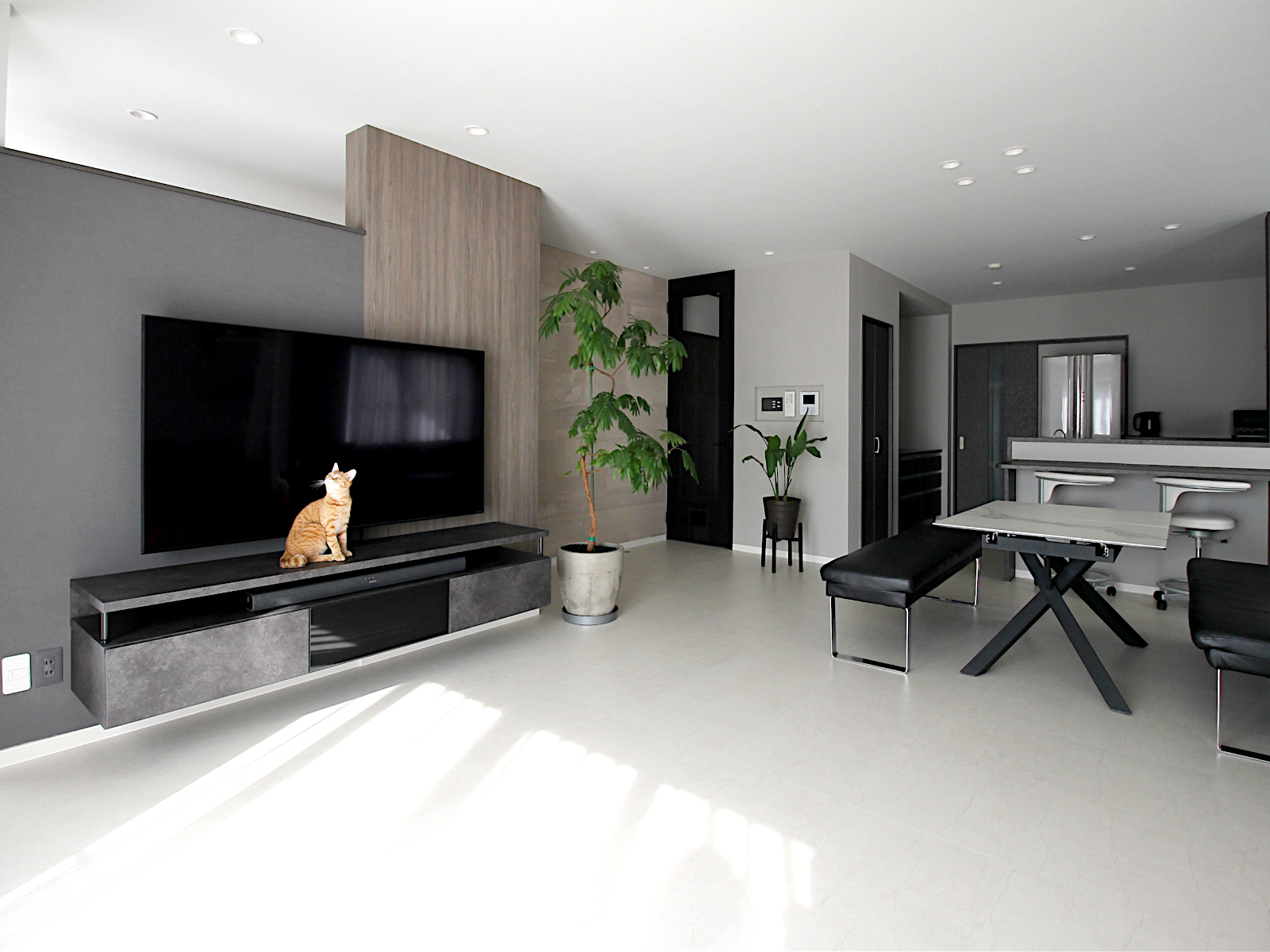 リビングリフォーム。ホワイトのフロアタイルとグレージュクロスで仕上げたモダン空間。TVボードはパモウナ製マージンキャビネットを採用。