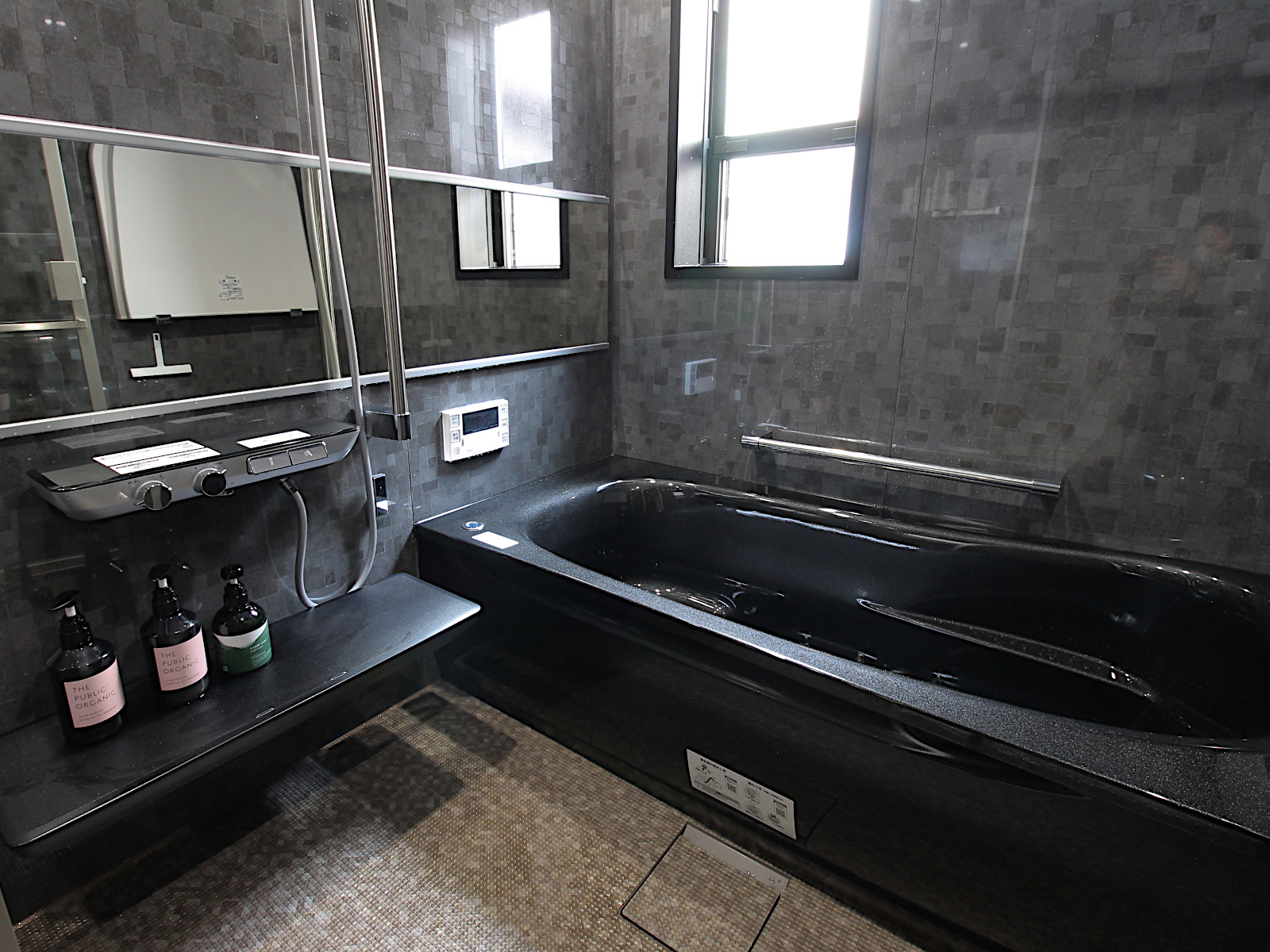 TOTOサザナHTPタイプロブストグレー壁パネルとワイドミラーのバスルーム