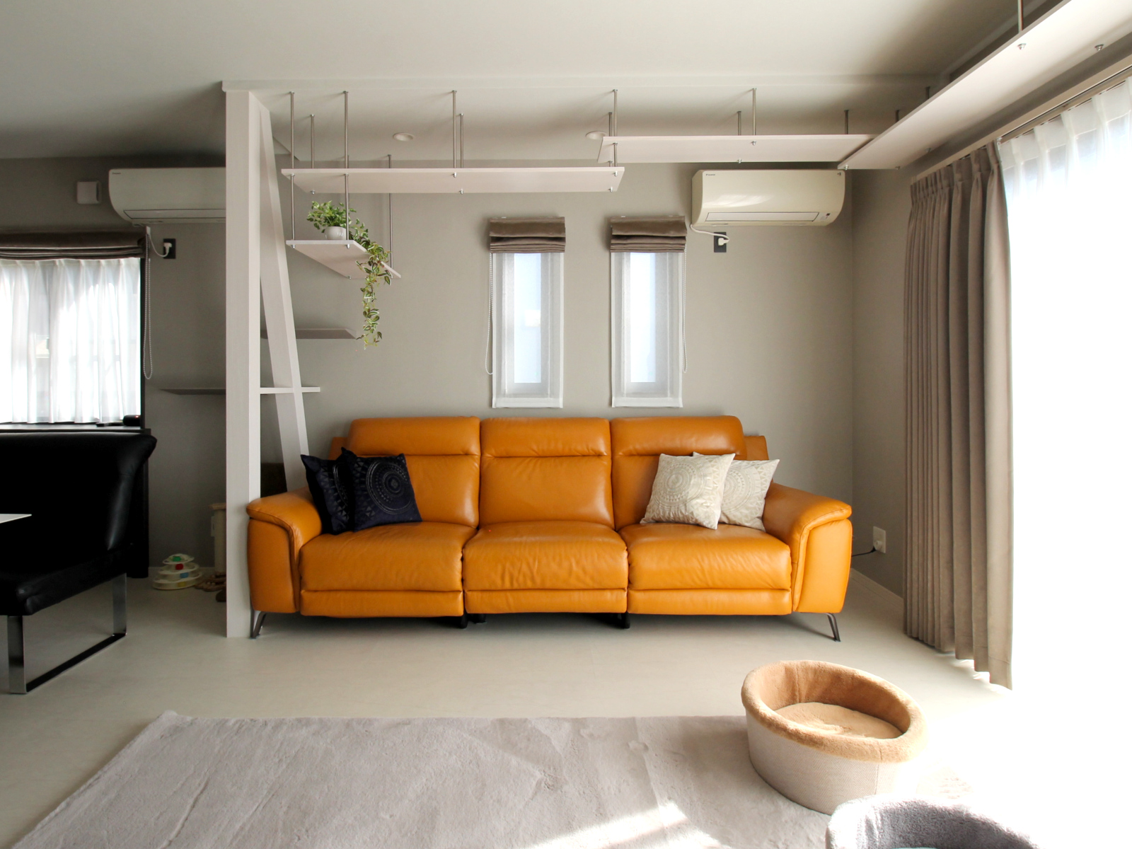 ペットリフォームの事例。WOODONEニュージーパインホワイトの棚板で吊り下げタイプのキャットウォークを設計。