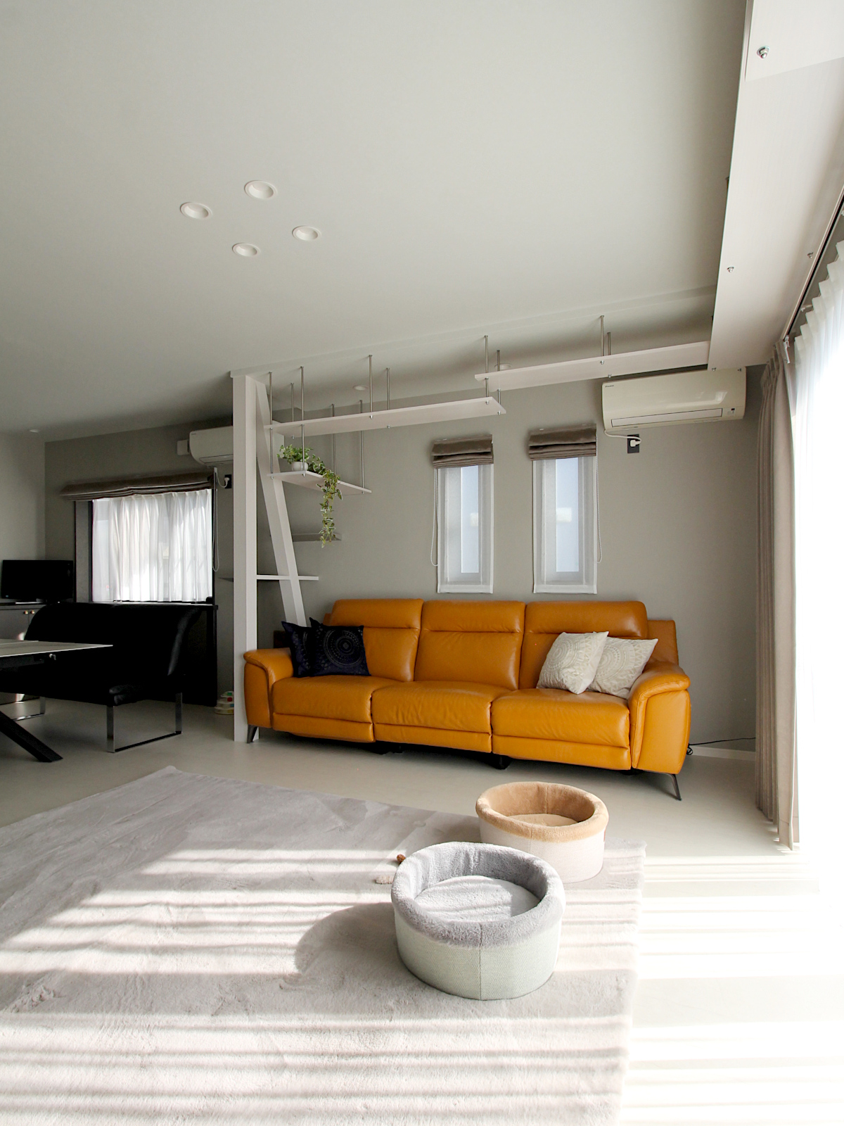 ペットリフォームの事例。WOODONEニュージーパインホワイトの棚板で吊り下げタイプのキャットウォークを設計。