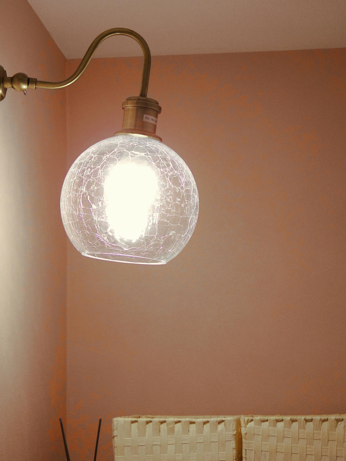 施主支給の照明器具とピンクのクロスSP9794がバランスよく調和し、居心地のよい空間に仕上げた。