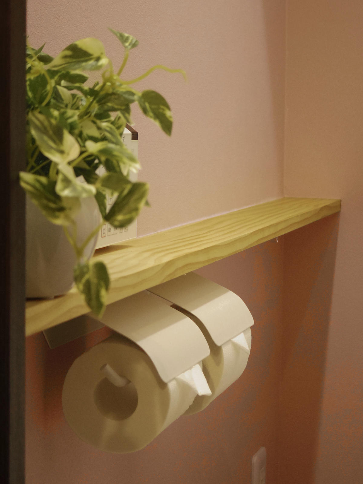 WOODONE棚板ニュージーパインを使用し、カウンターを造作したトイレリフォーム。