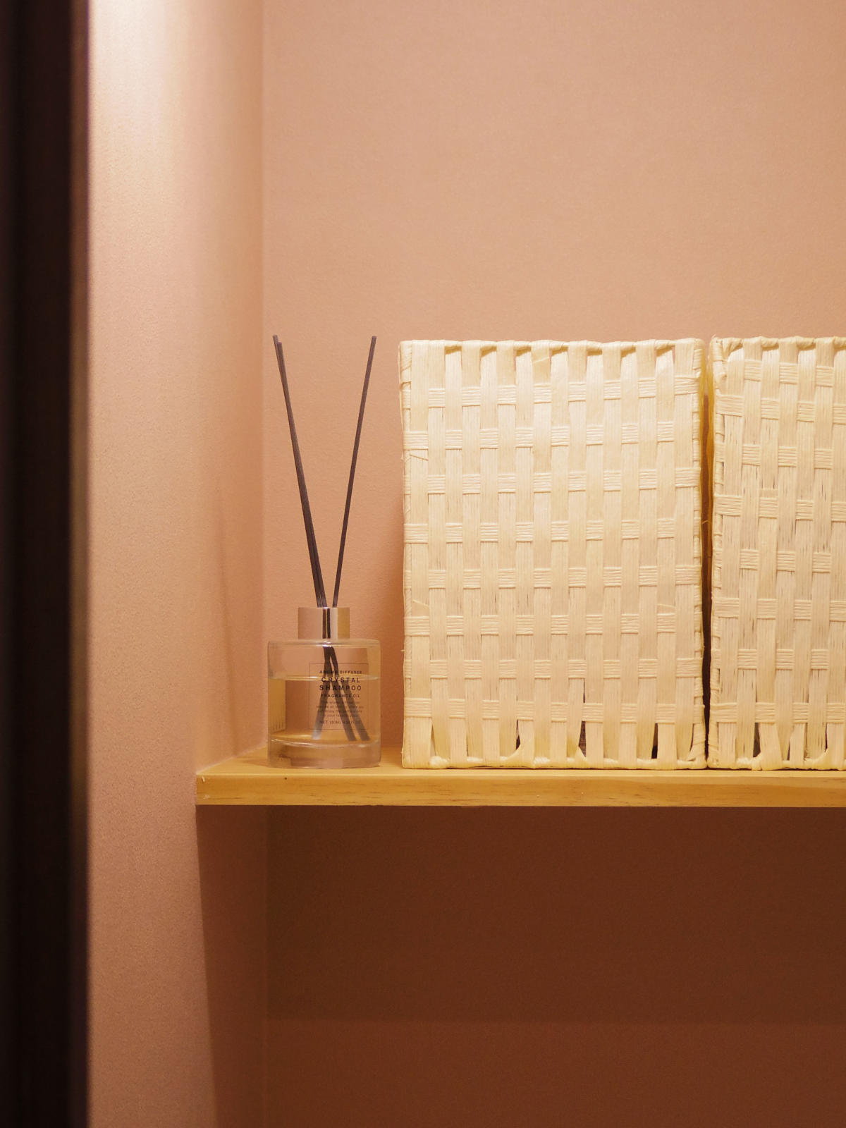 淡いピンク系クロス(SP9741・SP9794)とWOODONE棚板(ニュージーパイン・ナチュラル色)が優しい雰囲気を演出。