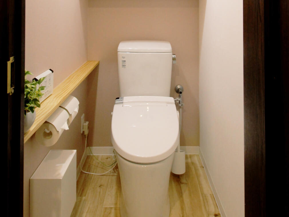 ピンクとパイン材のトイレ空間