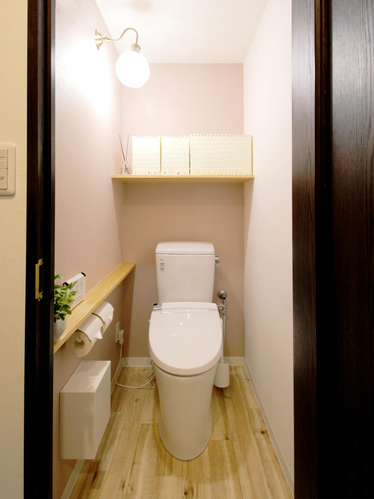 フロアにはHM-11030を採用。木目調と淡いクロスカラーが調和し、柔らかさと清潔感を兼ね備えたトイレ空間を叶えたリフォーム事例。