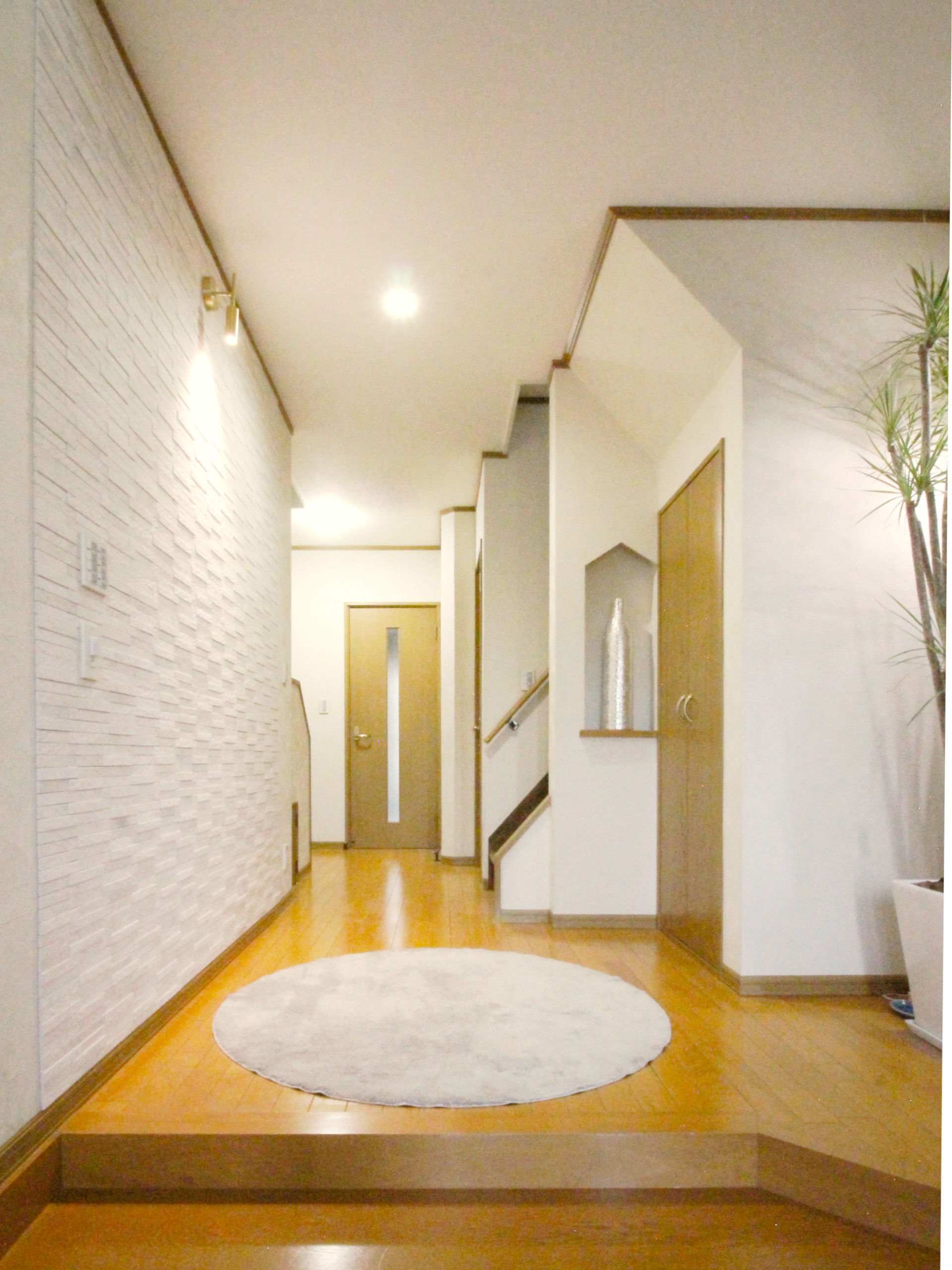 陰影が迎える玄関ホール|2303