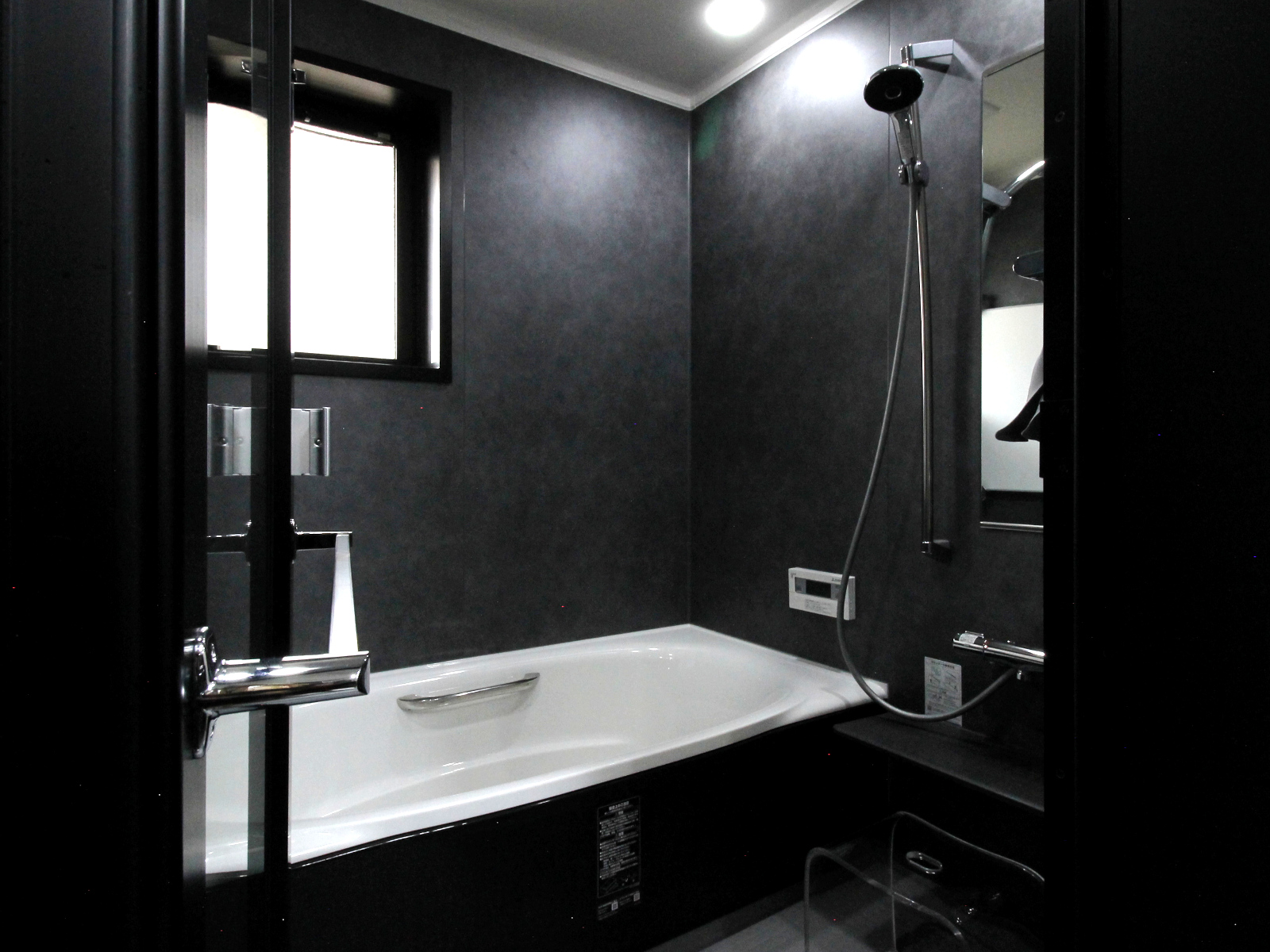 名古屋市の浴室リフォーム事例。LIXILリデアMタイプ1616サイズ。モルティオダーク HT614とキレイサーモフロア グレーU61を採用したホテルライクな空間。