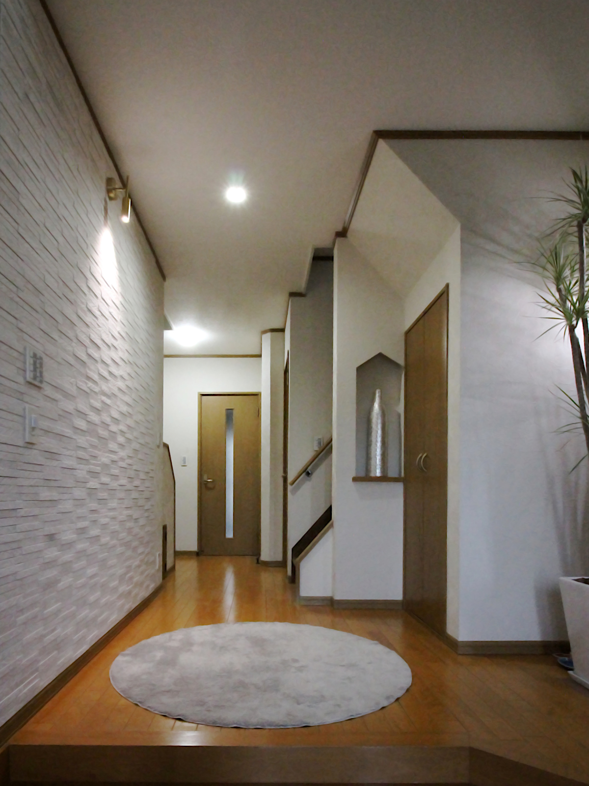 戸建て玄関リノベーション。ルドラホワイト【ECP2515NET/LDN1】と支給ブラケットライトでホテルライクな演出を実現。