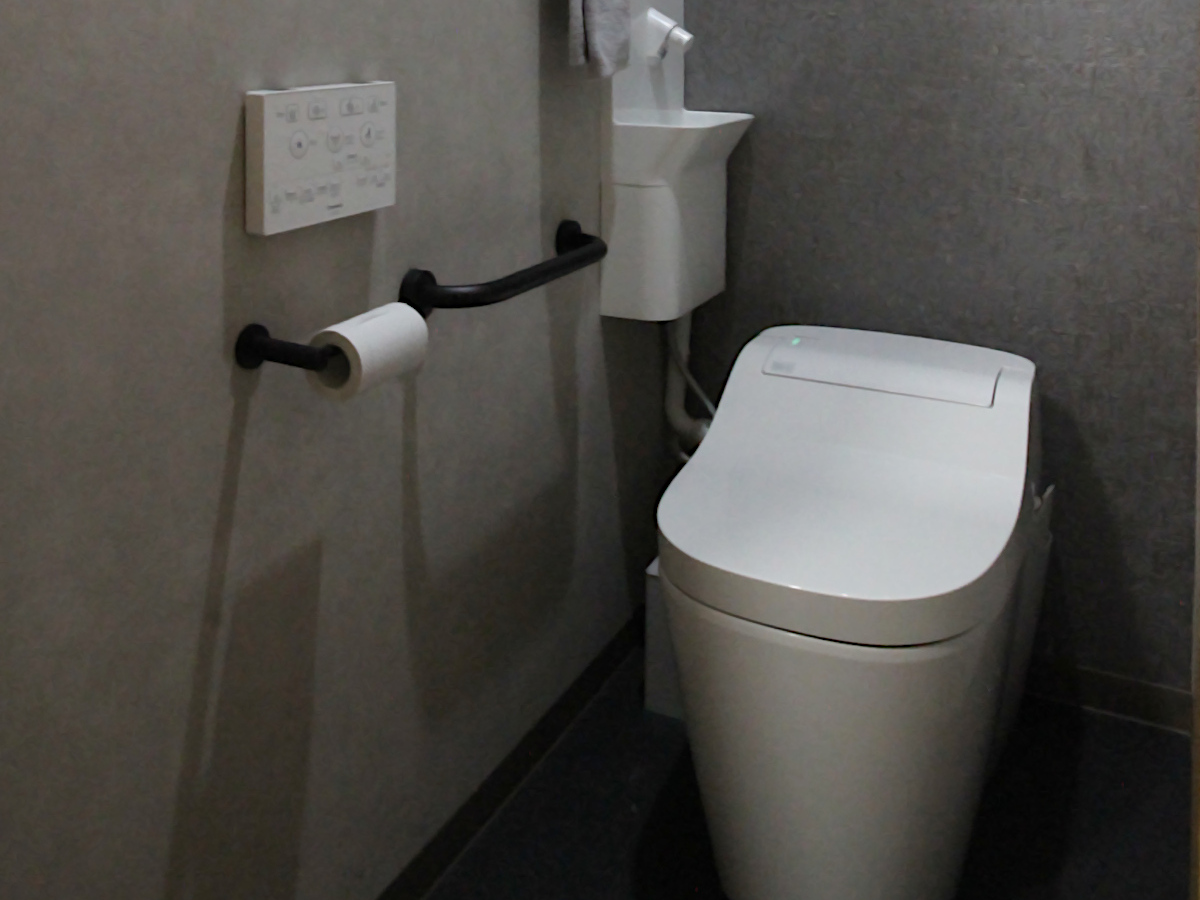 上質な質感に包まれる、ダークトーンのトイレ空間|名古屋市 2303-3