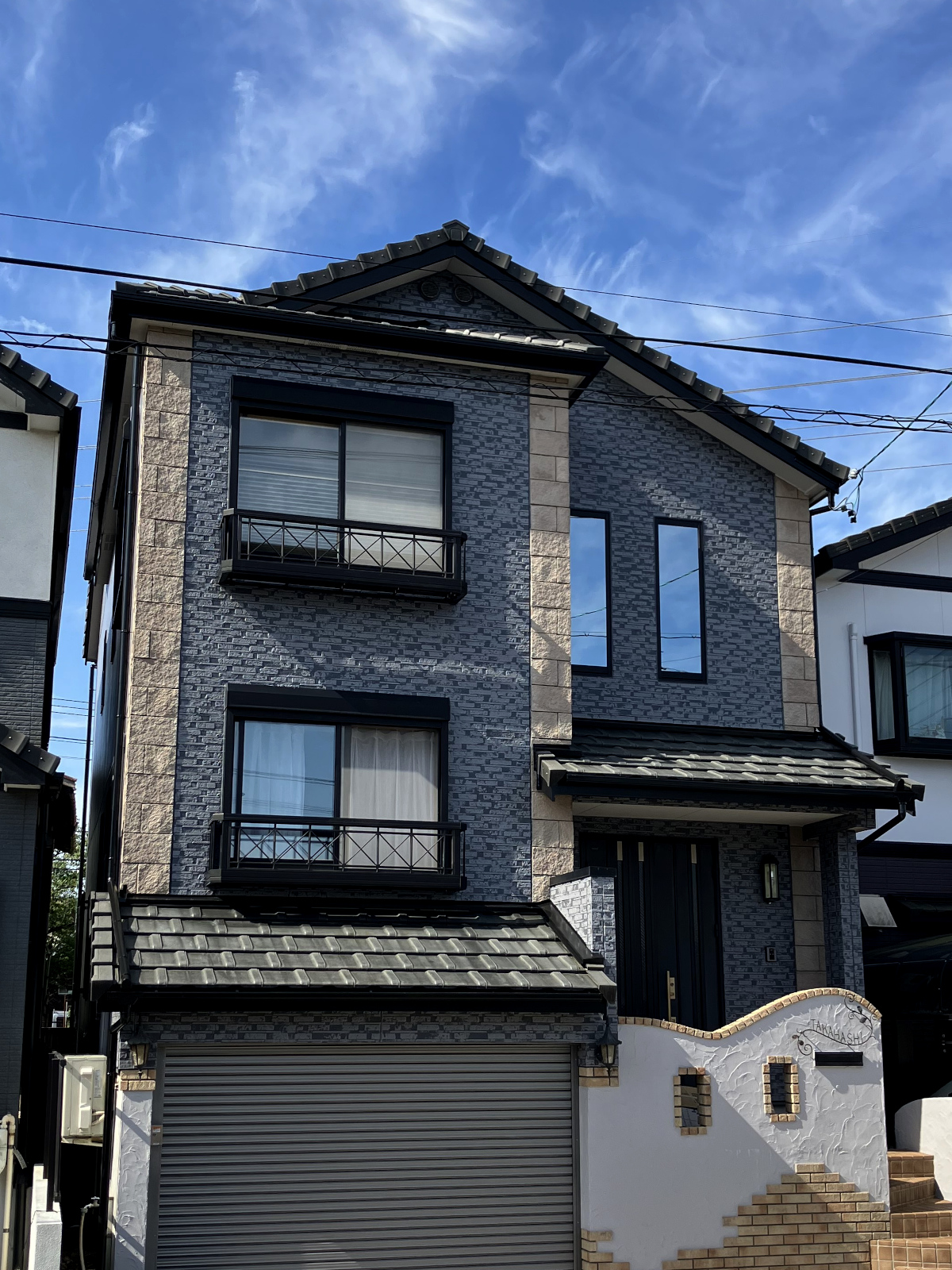 名古屋市の外壁塗装リフォーム事例。タイル調サイディングをダブルトーン仕上げで塗装し、上質なグレートーンの外観に。