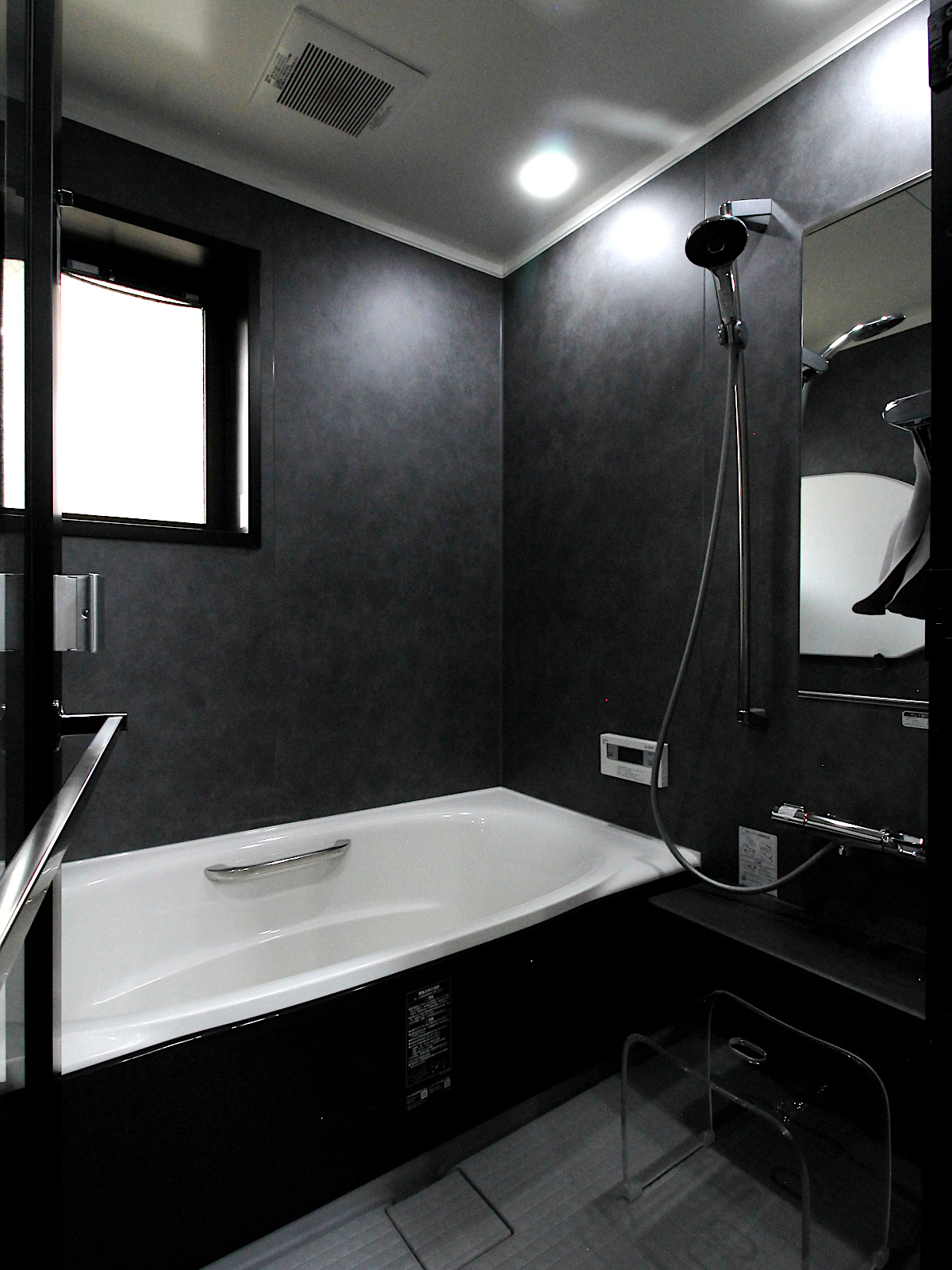 名古屋市の浴室リフォーム事例。LIXILリデアMタイプ1616サイズ。モルティオダーク HT614とキレイサーモフロア グレーU61を採用したホテルライクな空間。