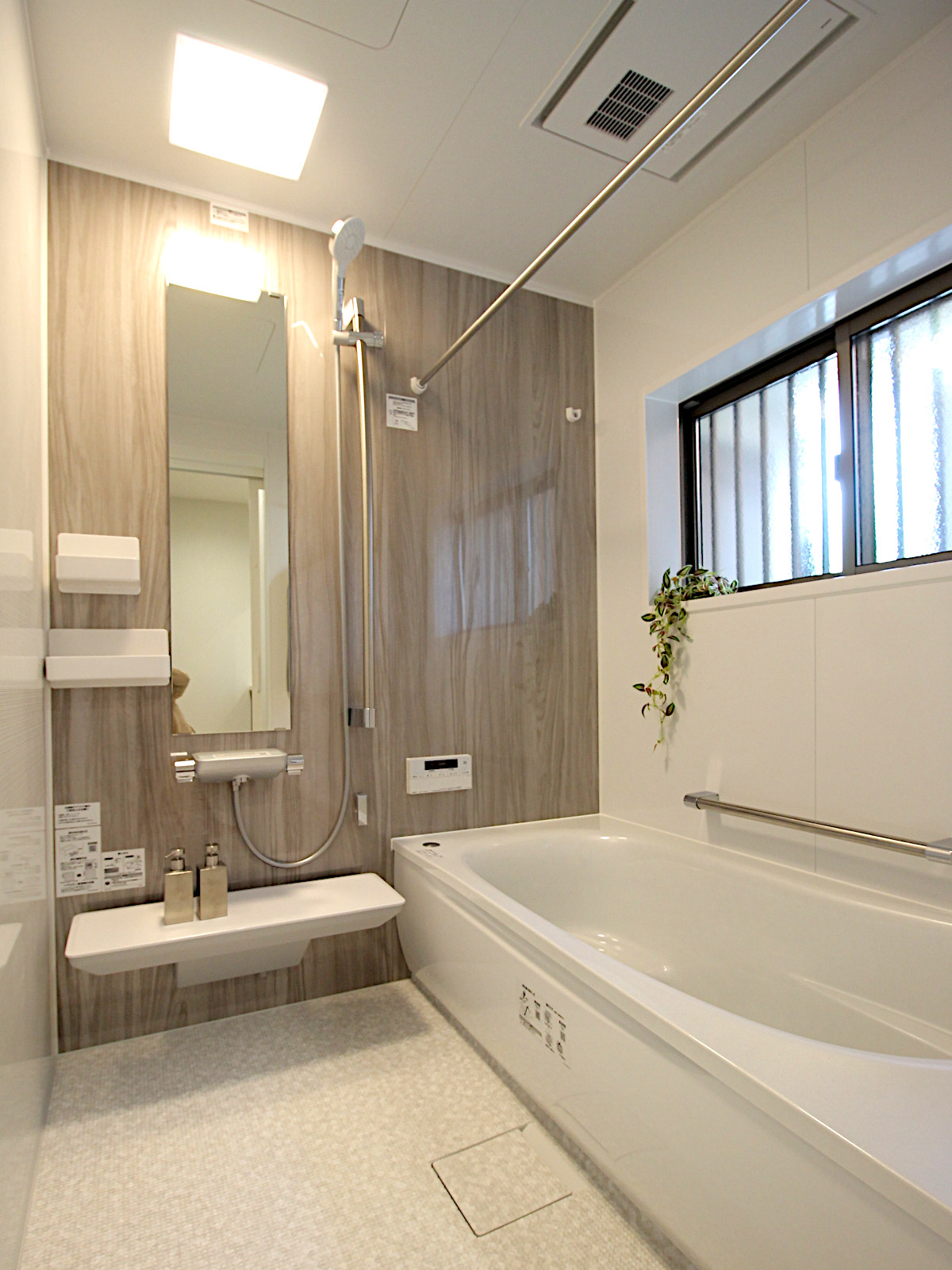 TOTOサザナHTSタイプ1616グレイッシュウォルナットとプリエホワイトの壁パネル