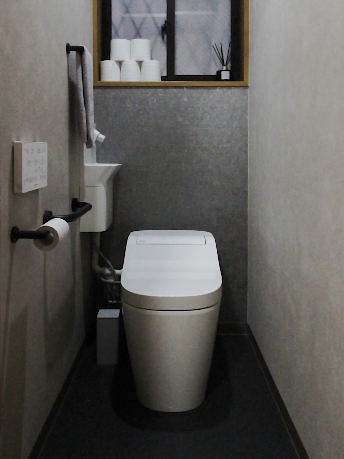 名古屋市の戸建てトイレリフォーム事例。パナソニック アラウーノを採用し、サンゲツTH32711とSGM1228のクロスで上品に仕上げた。