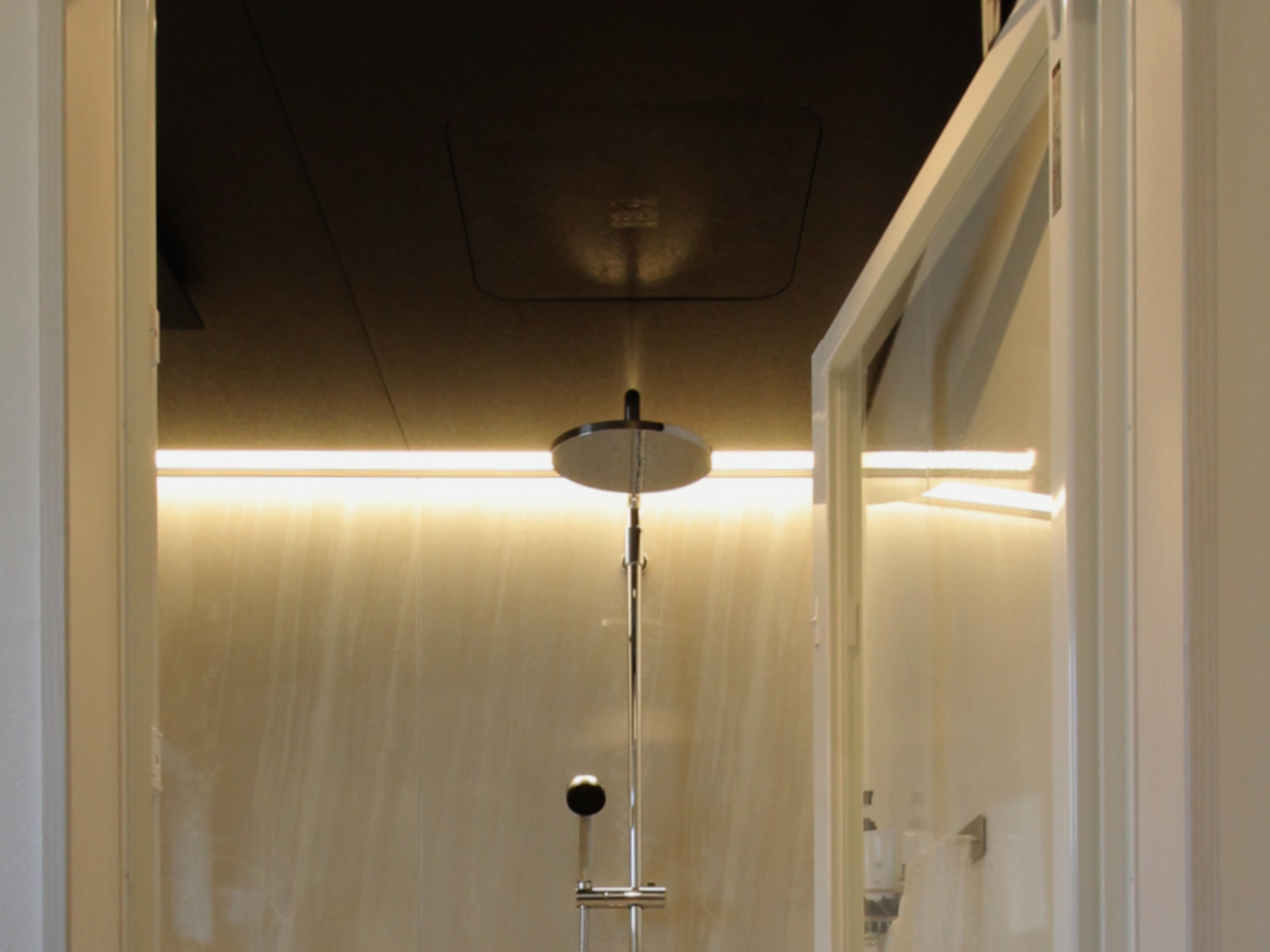 光と素材で日常を整える|2411