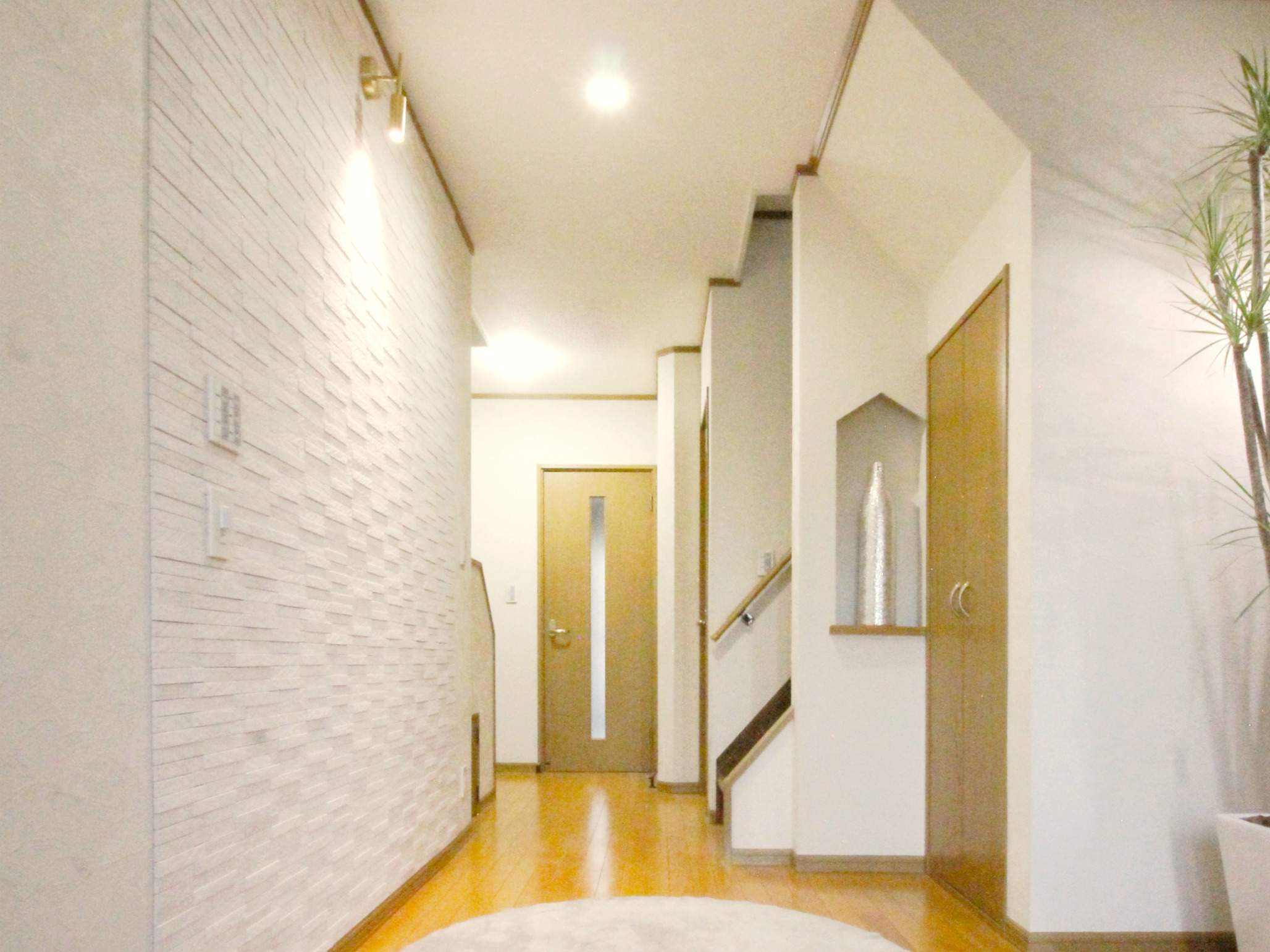 陰影が迎える玄関ホール｜2303