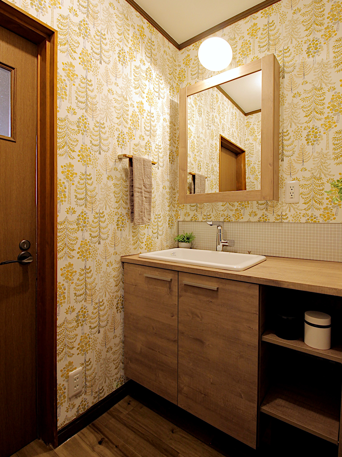 TOTOドレーナラフスモークウッドとサンゲツ77-3097の壁紙を使用した洗面リフォーム。