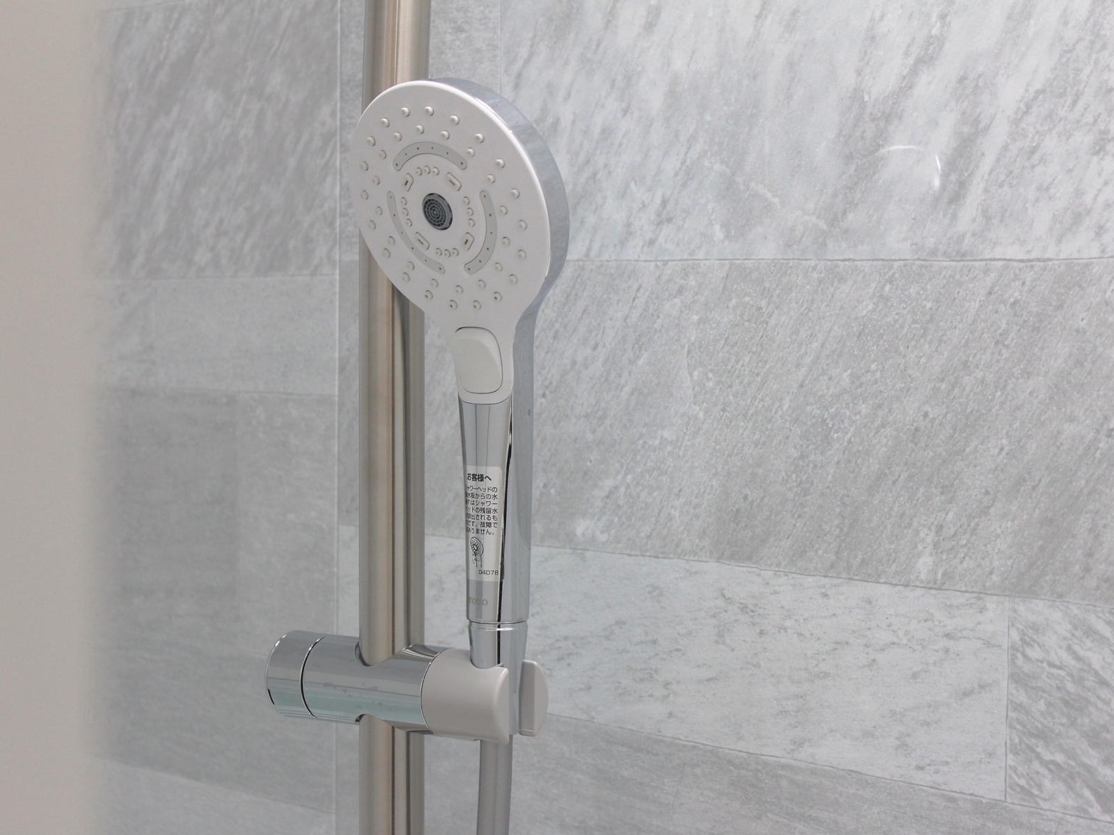 グレー系のミネラホワイト柄とパティオホワイトのコーディネート。シャワーや水栓もスタイリッシュにまとまり、上質な空間を演出。