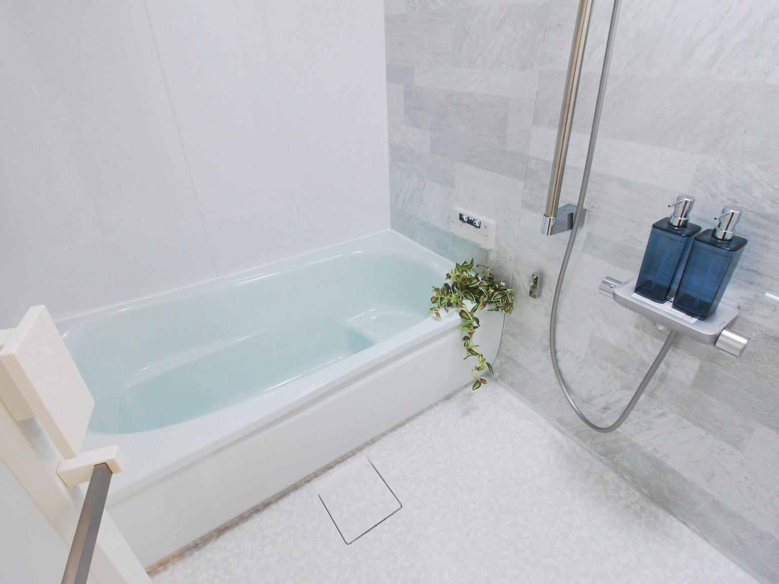 TOTO WYシリーズKタイプ1418サイズを採用。パティオホワイトとミネラホワイトの壁面が明るく広がりを演出し、清潔感あふれる空間に。