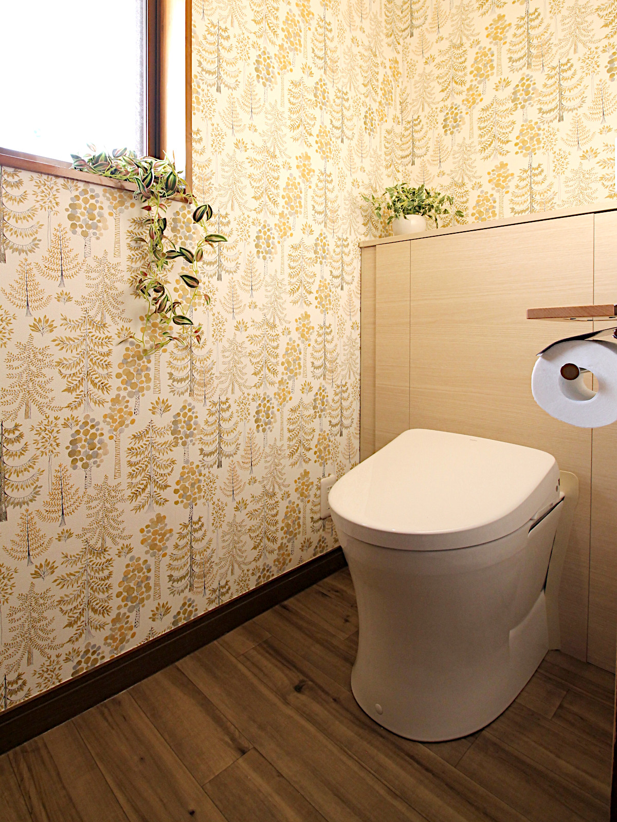 サンゲツ77-3097の壁紙とTOTOレストパルI型ライトウッドNを採用したトイレリフォーム。