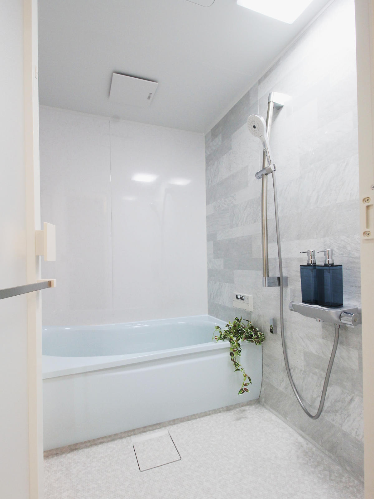 TOTO WYシリーズKタイプ浴室。1418サイズのゆとりある空間に、ほっカラリ床（ホワイトラグ調）が心地よい足ざわりを実現。