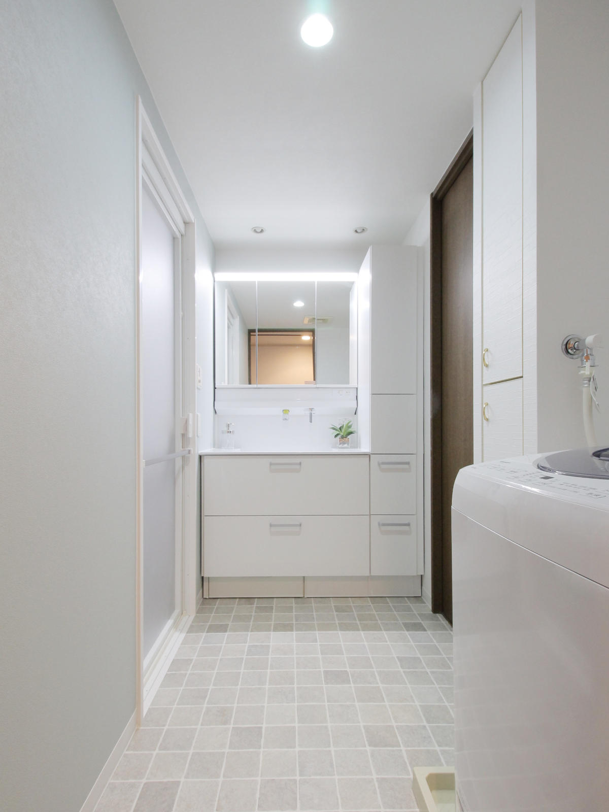 名古屋市の洗面化粧台リフォーム。クロスはSP9777レンガ調ホワイトとSP9791ブルーを組み合わせ、爽やかで清潔感ある空間に。