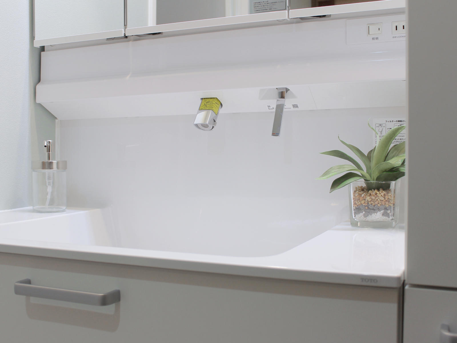 TOTOオクターブLite洗面台(W900・ホワイトA)のボウル。ハイバック水栓で衛生的。