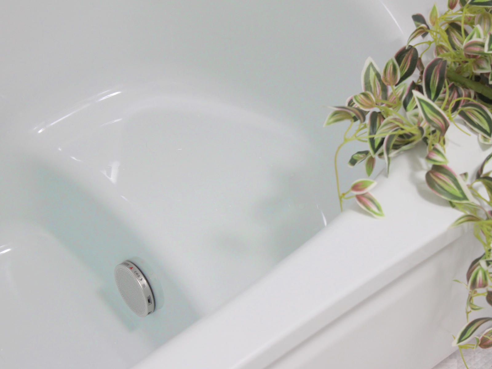 魔法びん・FRPゆるリラ浴槽（アクアN）を採用し、湯温が長く続く快適設計。ホワイトを基調に癒しのバスタイムを楽しめる。