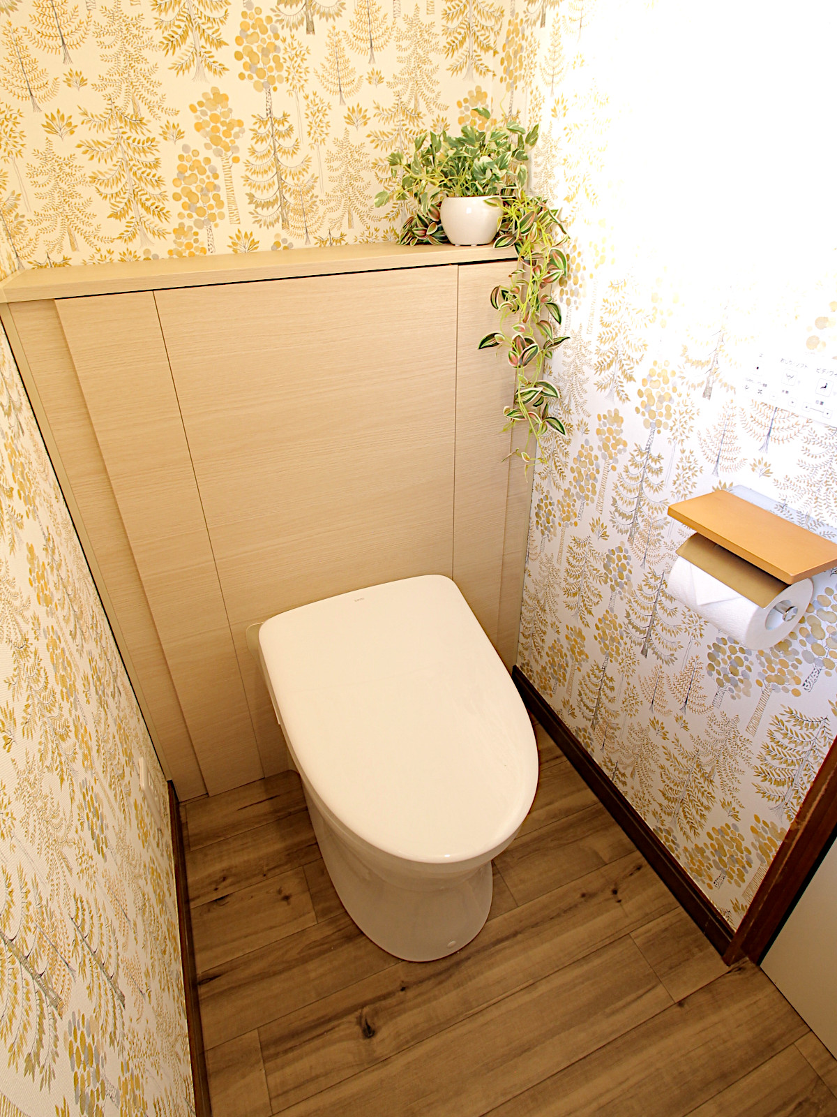 サンゲツ77-3097の壁紙とTOTOレストパルI型ライトウッドNを採用したトイレリフォーム。