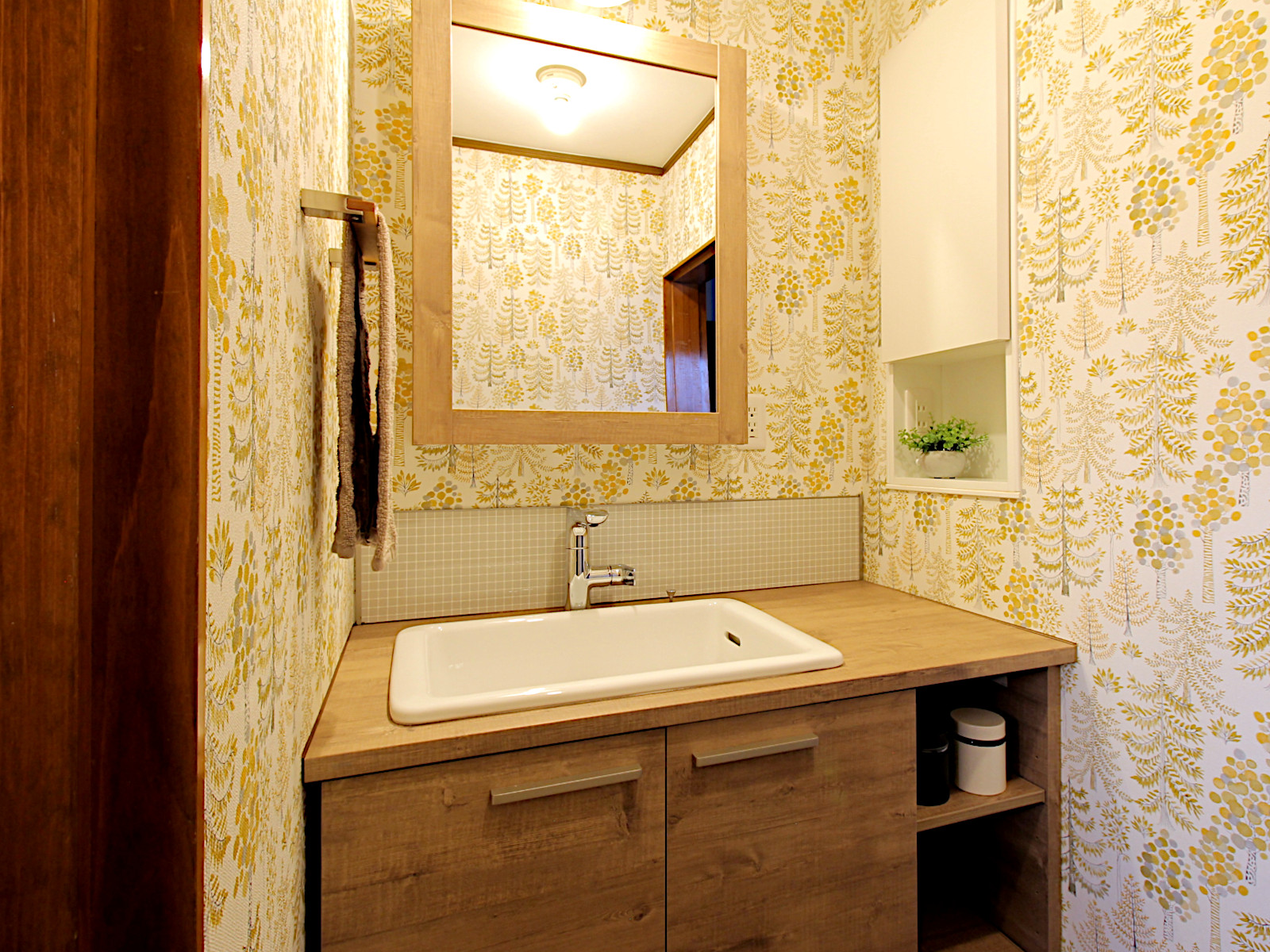 木のぬくもりに包まれる、カントリーテイストの洗面空間｜愛知県 2403-1