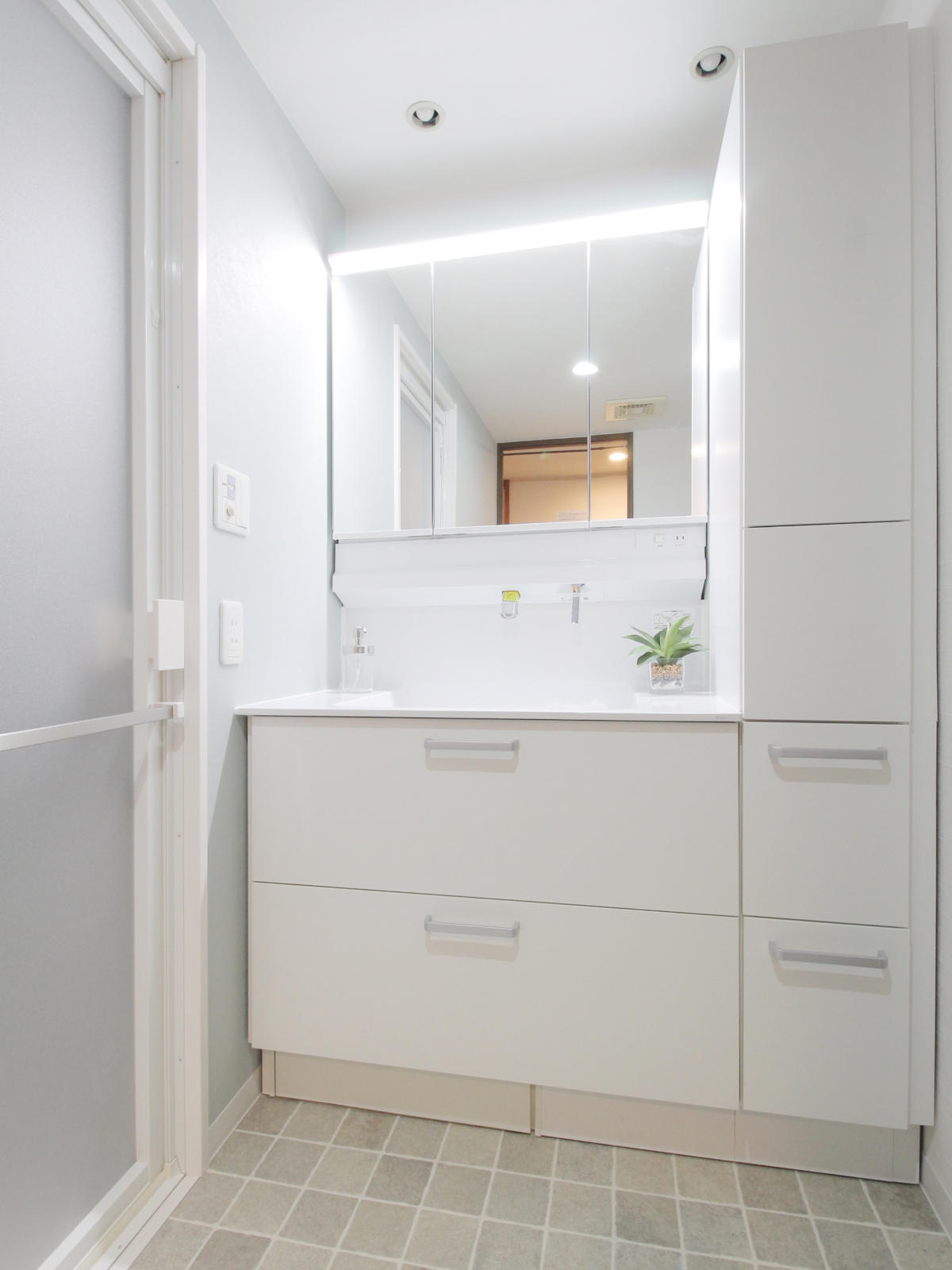 クッションフロアHM-12041タイル調を採用し、明るさと耐久性を両立。毎日の使いやすさを考えた仕上がりに。