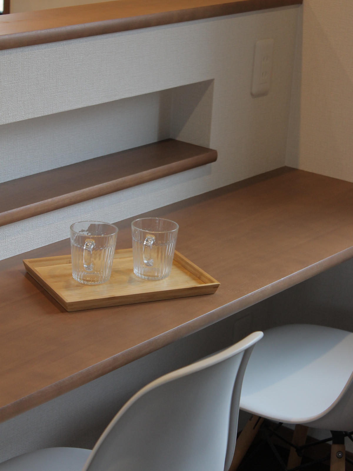 ダイニングチェアで食事がとれるカウンター式のダイニング。さりげないニッチにはジャムやカトラリーを置いて。