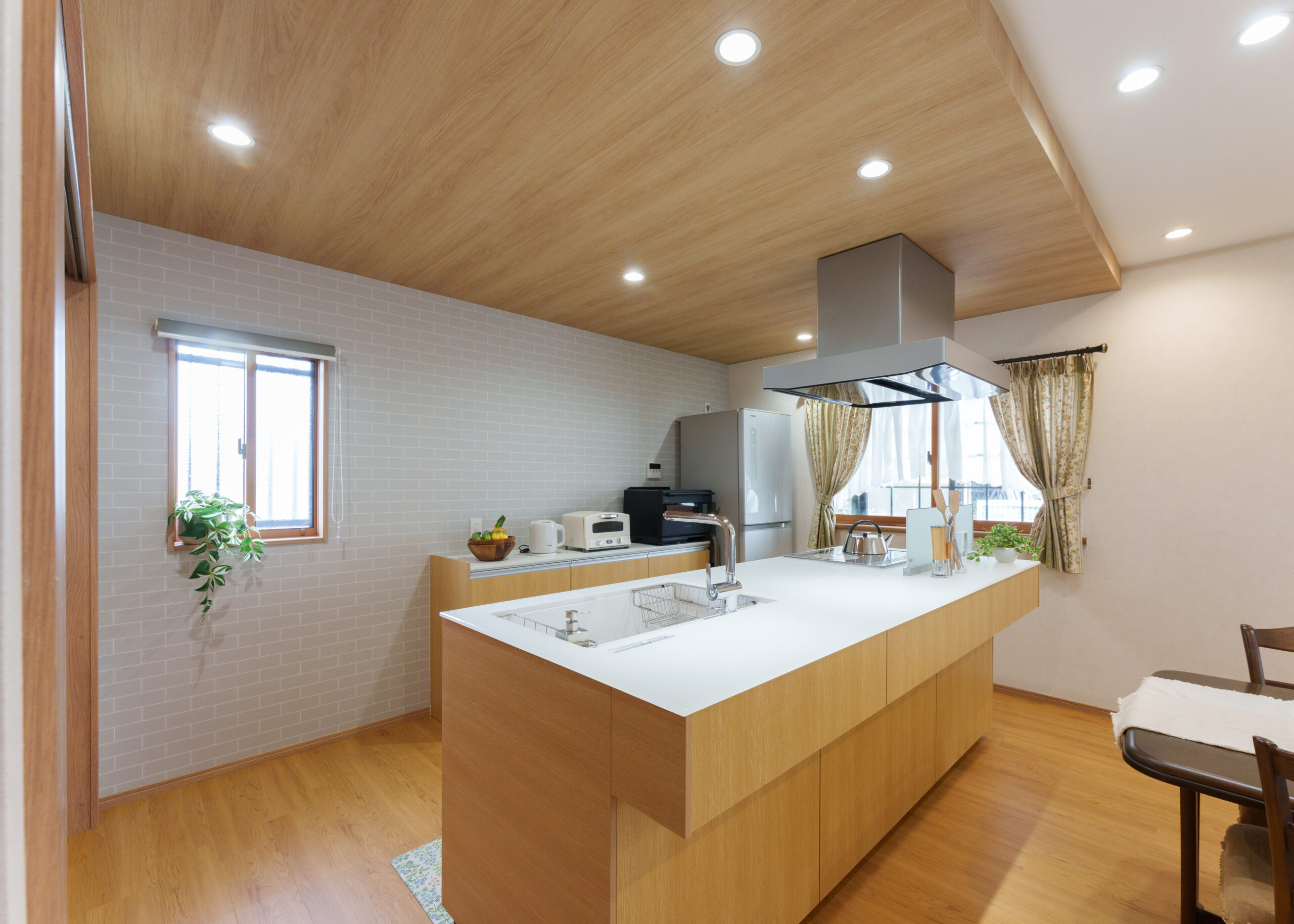 木の温もりあふれる収納豊富なキッチン｜北名古屋市 2506-2