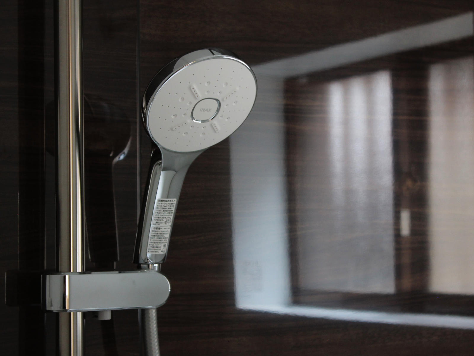 浴室リノベーション。ウルトラファインバブルを含む多機能シャワーヘッド・エコアクアシャワーSPAを設置し、ダークウォールナットのアクセントパネルと合わせて高級感を演出。