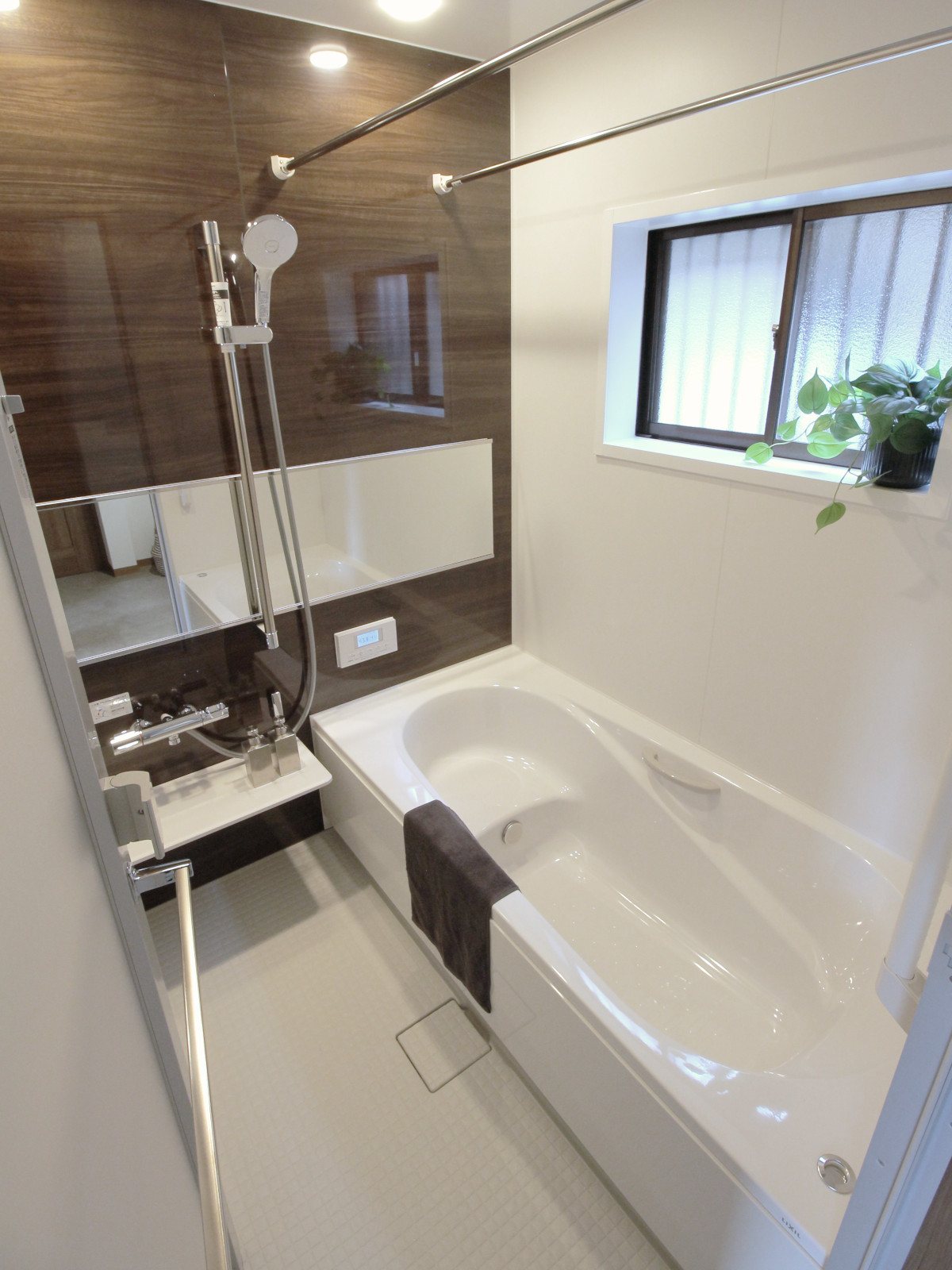 LIXILのリデアMタイプ1616サイズを採用した浴室リフォーム。アクセントパネルはダークウォールナット。