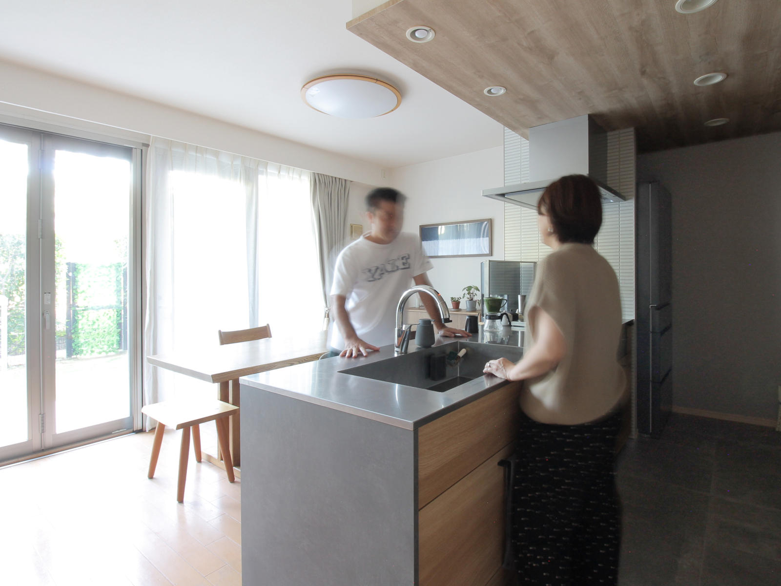 マンションのリフォーム事例。ダイニングから庭を望めるレイアウト。木目天井FE76580とグレークロスRE55039で心地よさを演出。