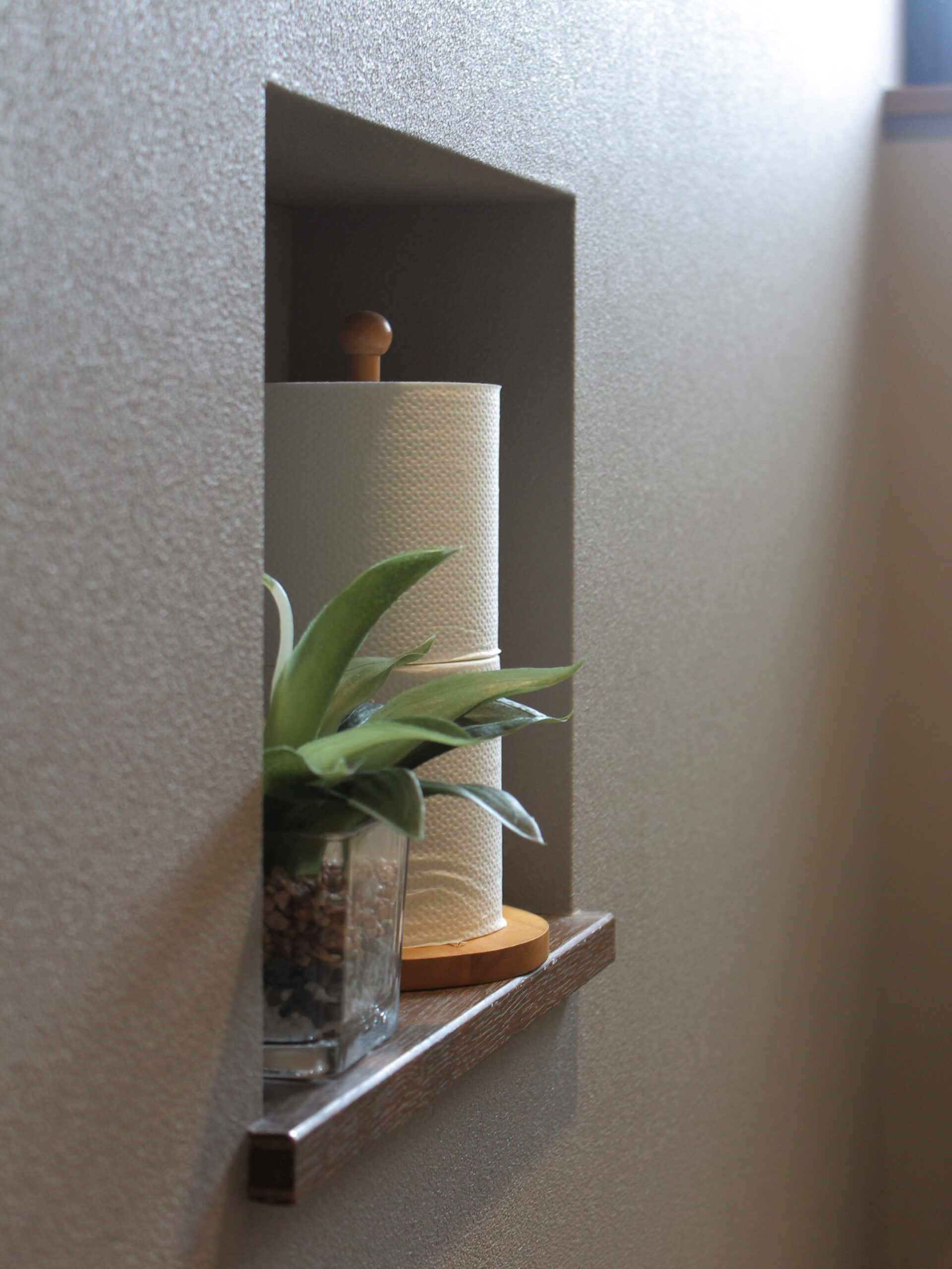 落ち着いた色味で仕上げた、心地よいトイレ空間