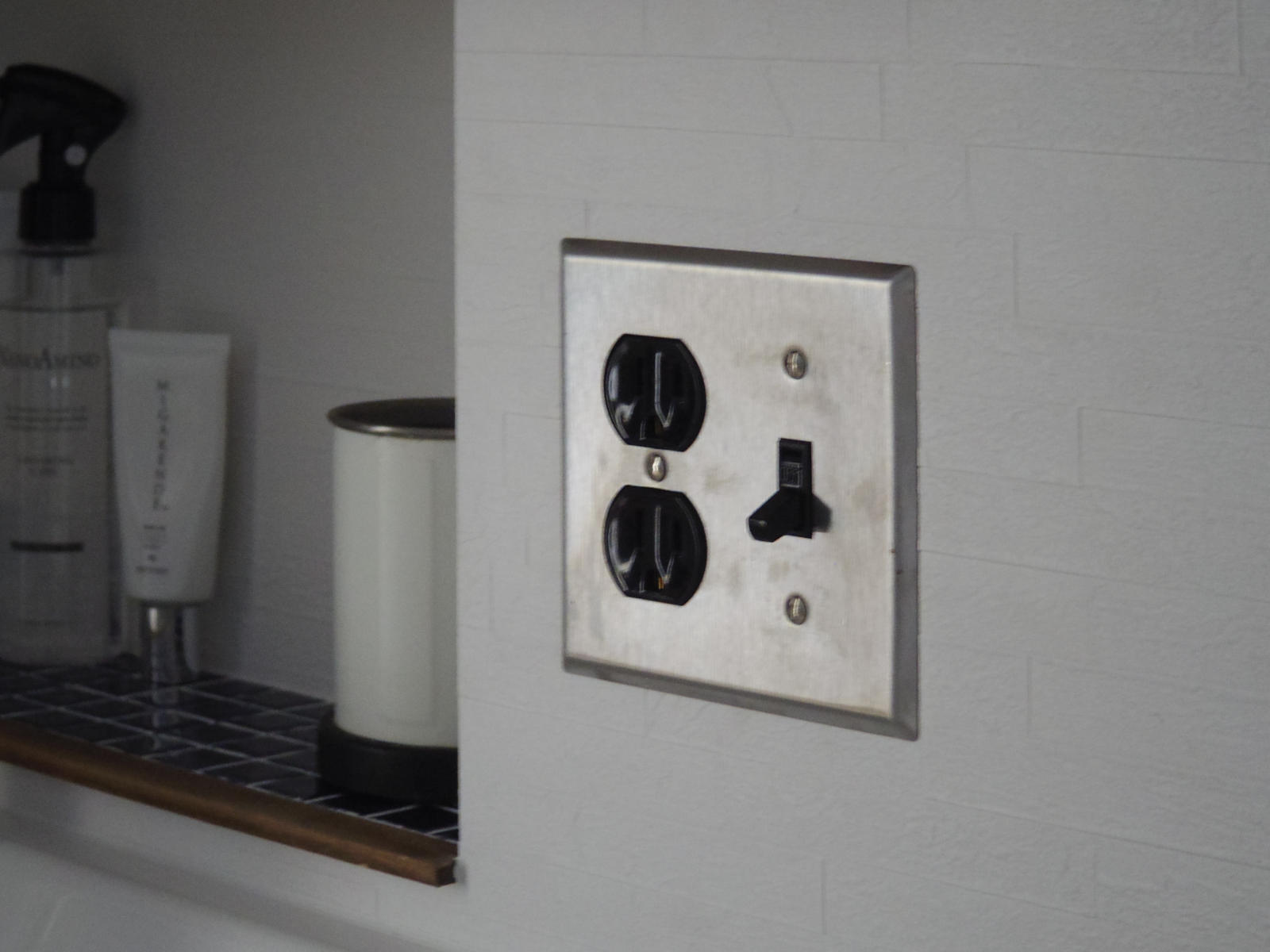 ステンレスプレートのレトロなトグルスイッチ&コンセントを設置。
