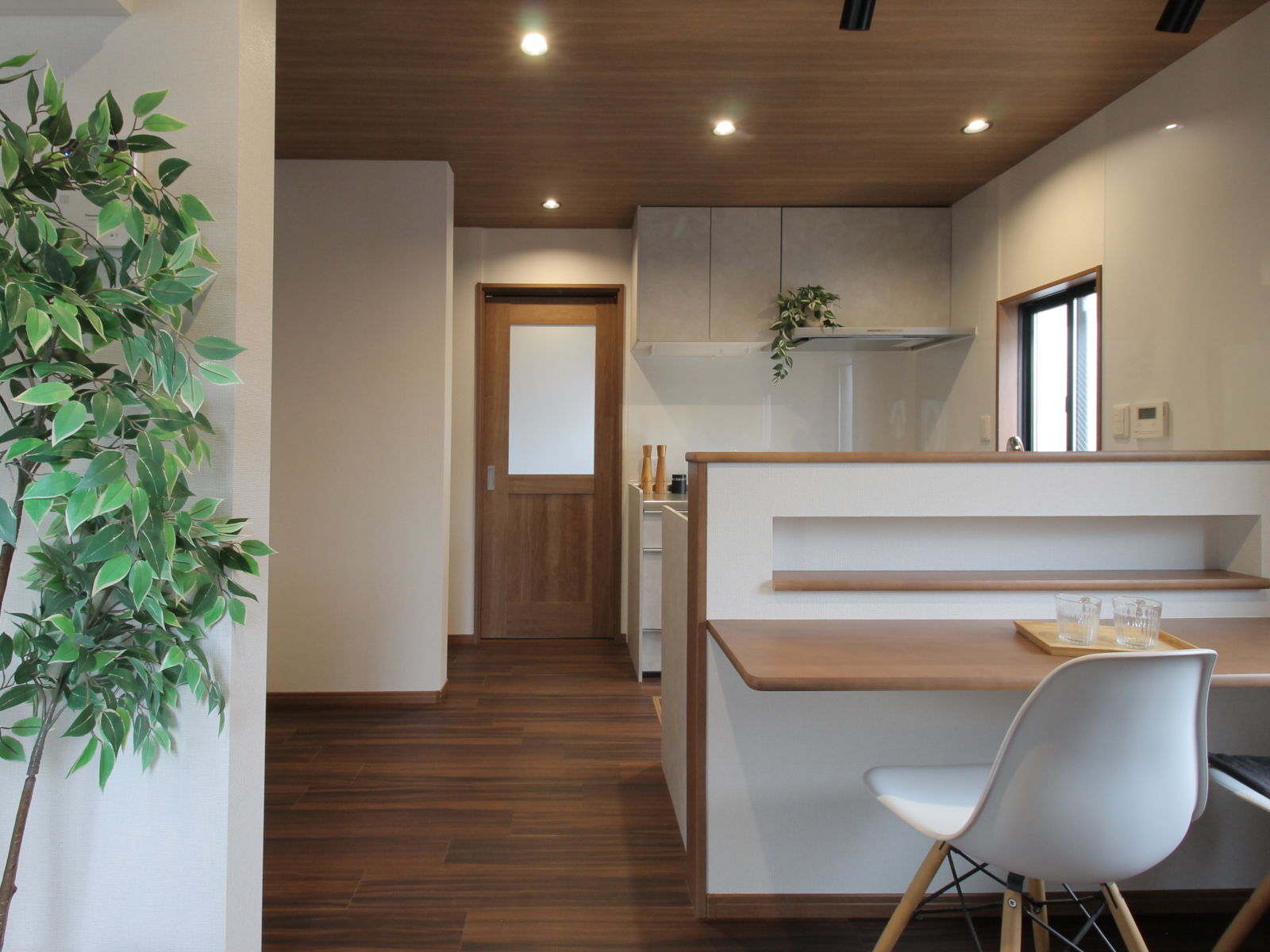 戸建てリノベーションで実現した統一感あるダイニング。床材はWD-2103、ベリティスの片開き戸チェリー柄を採用した名古屋の施工事例。