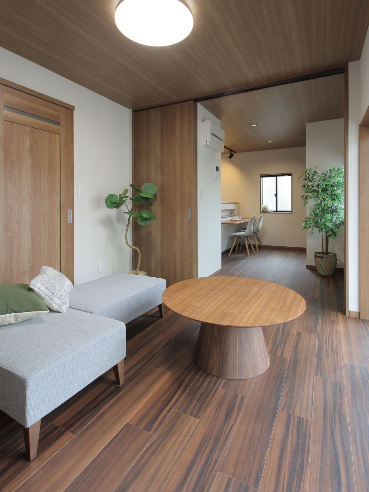 落ち着いた色合いで仕上げたリビングダイニング。床材はサンゲツのフロアタイルWD-1203。家具との調和が美しい名古屋の戸建てリノベーション。